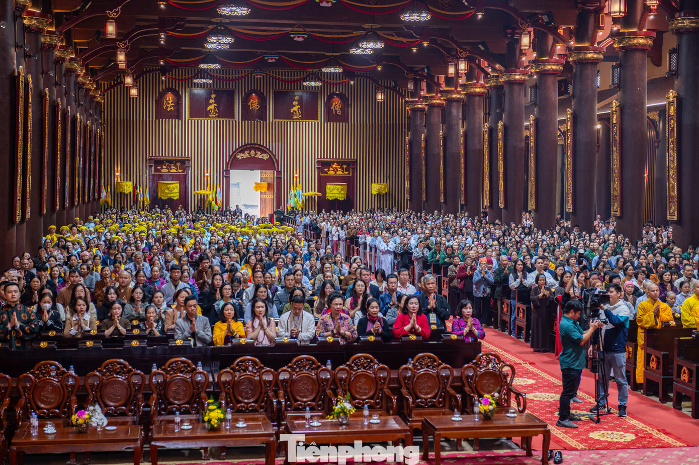Ngoài ra, hàng nghìn phật tử, tín đồ tôn giáo cùng người dân đều đổ về Yên Tử trong ngày lễ tưởng niệm Đức vua – Phật hoàng Trần Nhân Tông nhập Niết bàn.
