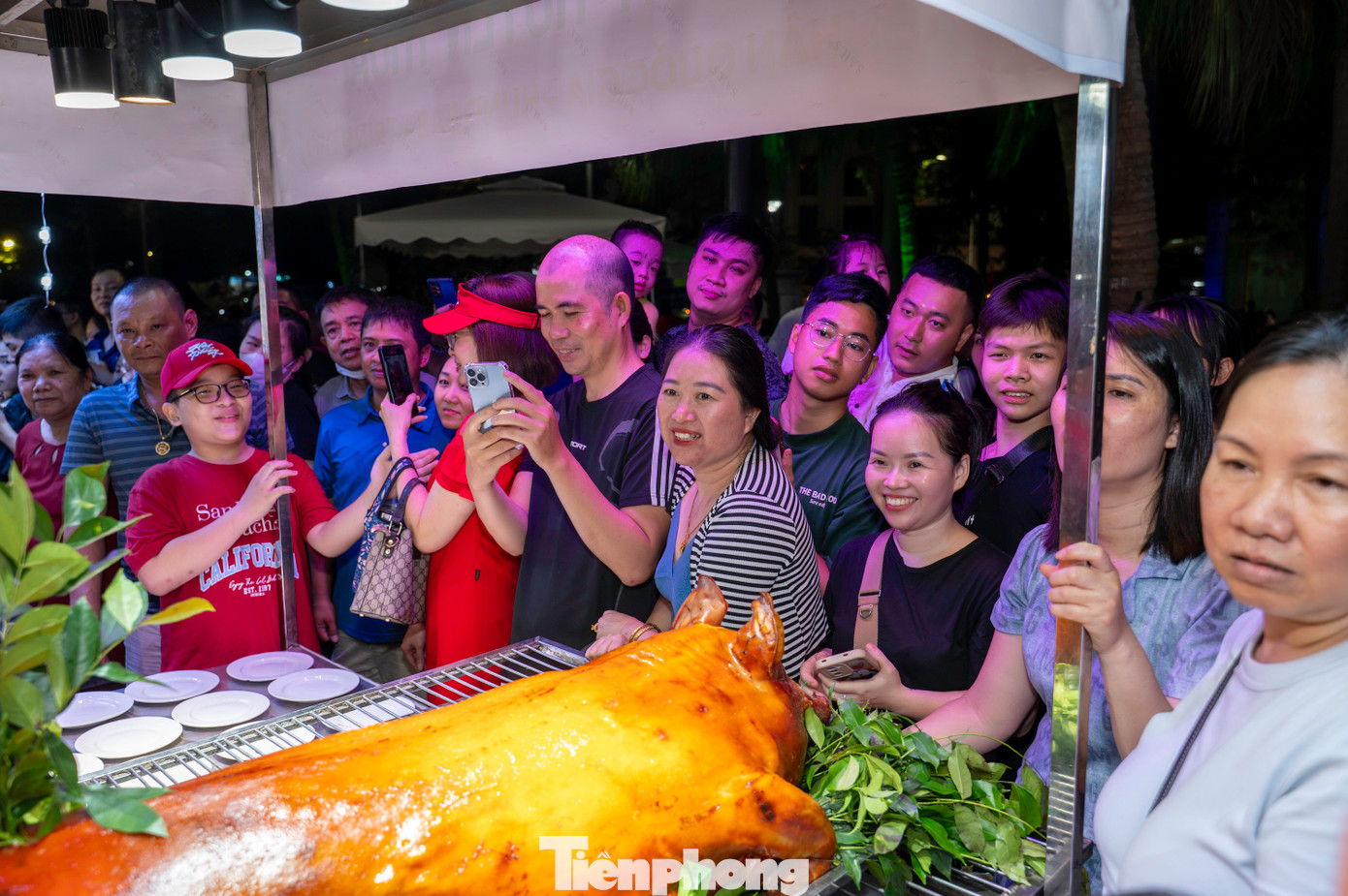 Một gian hàng gây được sự tập trung của người dân và du khách khi đầu bếp chính là một tiktoker về đồ ăn nổi tiếng trên mạng xã hội. Một gian hàng gây được sự tập trung của người dân và du khách khi đầu bếp chính là một tiktoker về đồ ăn nổi tiếng trên mạng xã hội.