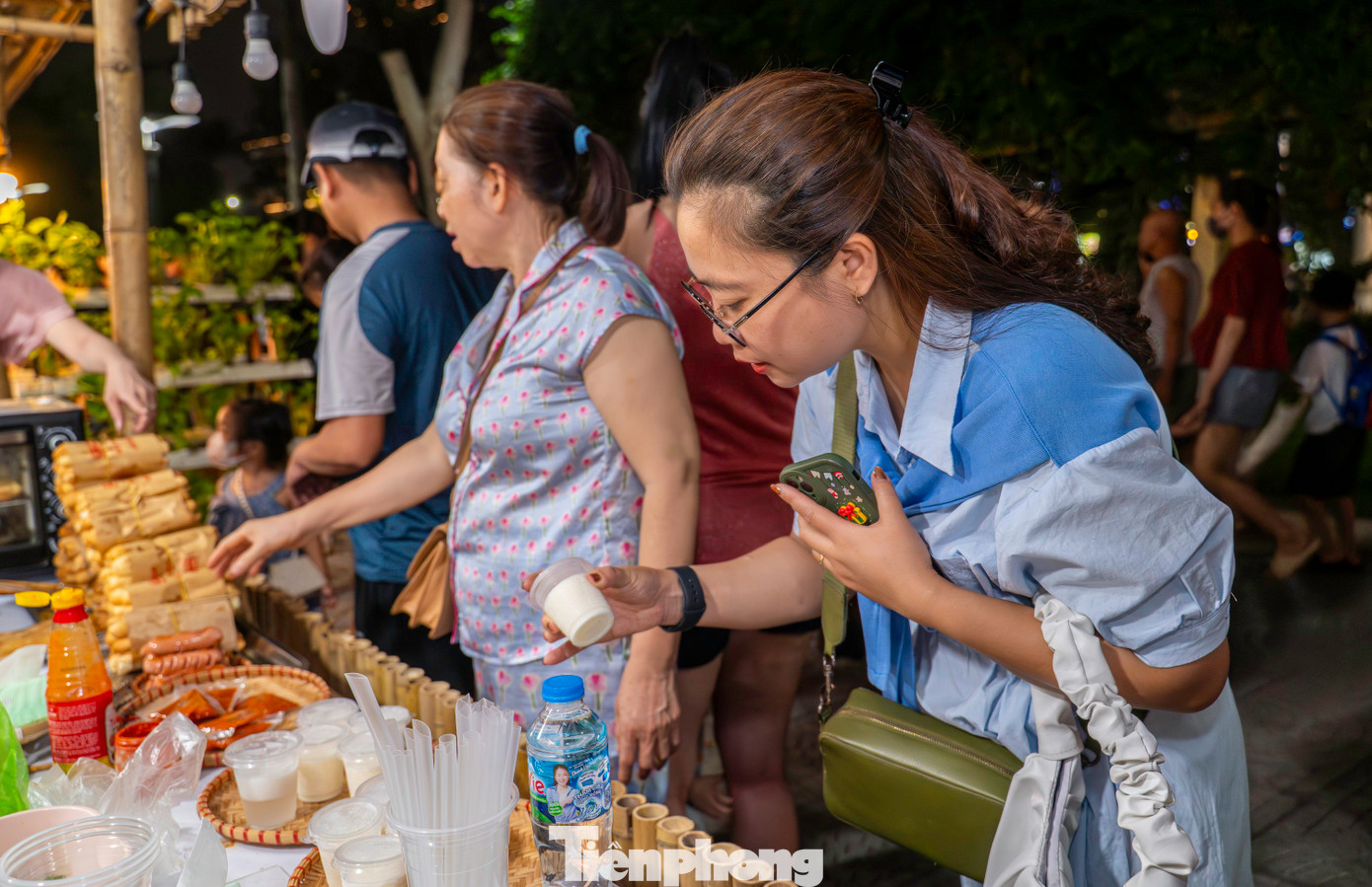 Nhiều người dân và du khách ngoài thưởng thức tại chỗ còn mua về làm quà tặng bạn bè và gia đình. Nhiều người dân và du khách ngoài thưởng thức tại chỗ còn mua về làm quà tặng bạn bè và gia đình.