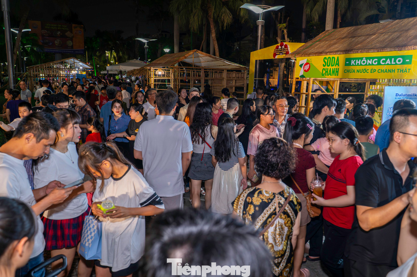 25 gian hàng đến từ các thương hiệu ăn vặt nổi tiếng của các địa phương ở Hải Phòng đổ bộ đến vườn hoa Nguyễn Du - trung tâm thành phố đã thu hút được hàng nghìn người dân thành phố cảng và khách du lịch đến tham quan, check-in thưởng thức. 25 gian hàng đến từ các thương hiệu ăn vặt nổi tiếng của các địa phương ở Hải Phòng đổ bộ đến vườn hoa Nguyễn Du - trung tâm thành phố đã thu hút được hàng nghìn người dân thành phố cảng và khách du lịch đến tham quan, check-in thưởng thức.