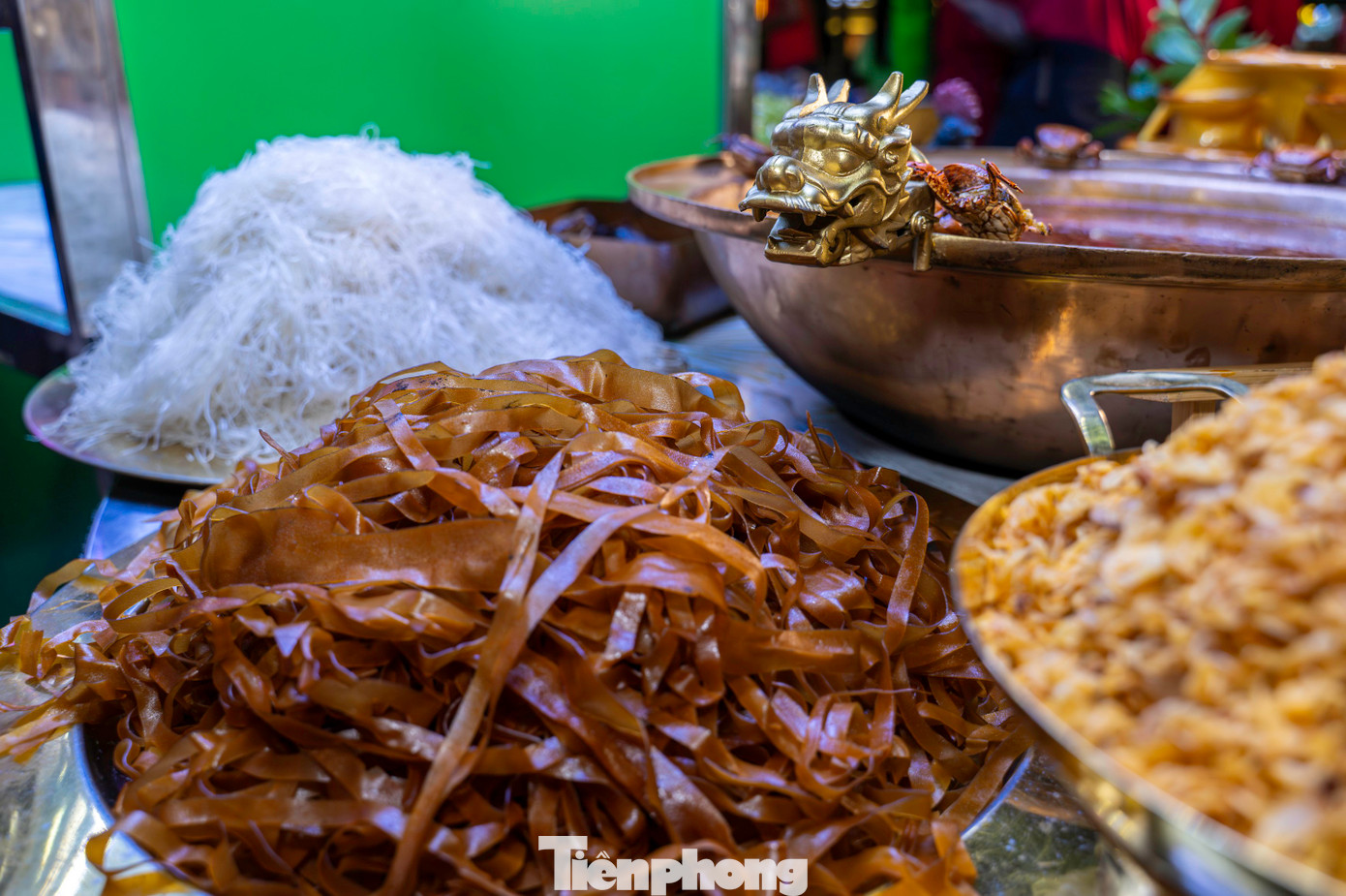 Người dân và du khách thích thú với món bánh đa cua, món ăn vặt nổi tiếng trở thành thương hiệu của Hải Phòng. Người dân và du khách thích thú với món bánh đa cua, món ăn vặt nổi tiếng trở thành thương hiệu của Hải Phòng.