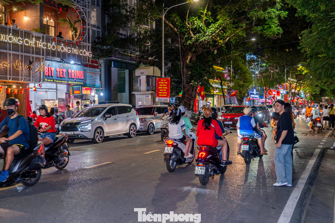 Tuyến phố xung quanh vườn hoa Nguyễn Du trở nên nhộn nhịp và sầm uất hơn khi thành phố hoa phượng đỏ - Hải Phòng đang tiến gần đến ngày kỷ niệm 70 năm Giải phóng thành phố Tuyến phố xung quanh vườn hoa Nguyễn Du trở nên nhộn nhịp và sầm uất hơn khi thành phố hoa phượng đỏ - Hải Phòng đang tiến gần đến ngày kỷ niệm 70 năm Giải phóng thành phố