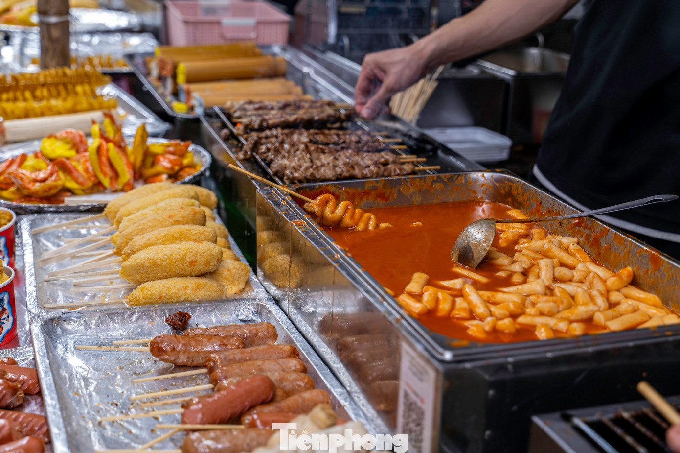 Có thể kể đến các món ăn đã trở thành “đại diện thương hiệu” ẩm thực Hải Phòng như: nem cua bể, bánh đa cua, cá mòi kho Kiến Thụy, chả cá, bánh mỳ que, bánh bèo, trà cúc, cà phê cốt dừa, sủi dìn… Có thể kể đến các món ăn đã trở thành “đại diện thương hiệu” ẩm thực Hải Phòng như: nem cua bể, bánh đa cua, cá mòi kho Kiến Thụy, chả cá, bánh mỳ que, bánh bèo, trà cúc, cà phê cốt dừa, sủi dìn…