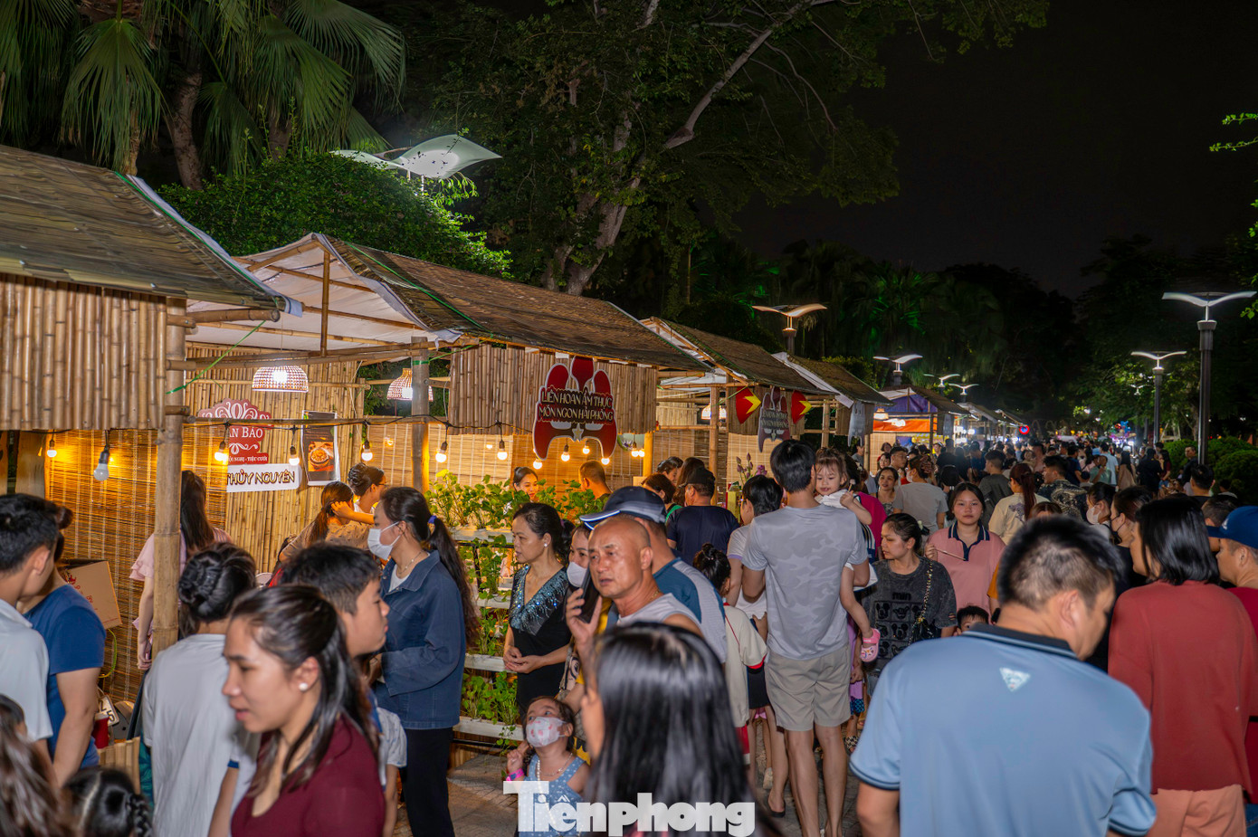 25 gian hàng đến từ các thương hiệu ăn vặt nổi tiếng của các địa phương ở Hải Phòng đổ bộ đến vườn hoa Nguyễn Du - trung tâm thành phố đã thu hút được hàng nghìn người dân thành phố cảng và khách du lịch đến tham quan, check-in thưởng thức. 25 gian hàng đến từ các thương hiệu ăn vặt nổi tiếng của các địa phương ở Hải Phòng đổ bộ đến vườn hoa Nguyễn Du - trung tâm thành phố đã thu hút được hàng nghìn người dân thành phố cảng và khách du lịch đến tham quan, check-in thưởng thức.