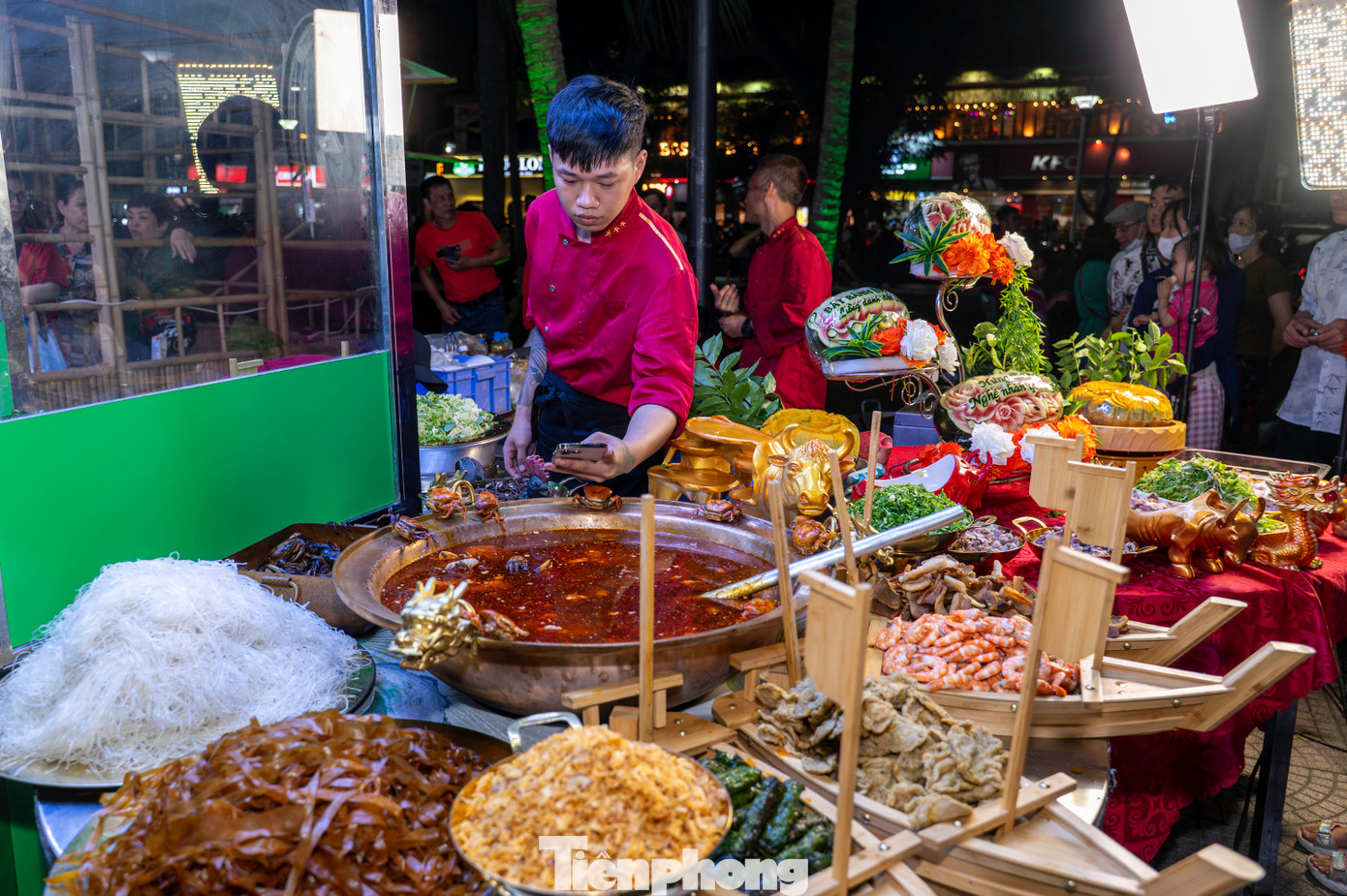 Người dân và du khách thích thú với món bánh đa cua, món ăn vặt nổi tiếng trở thành thương hiệu của Hải Phòng. Người dân và du khách thích thú với món bánh đa cua, món ăn vặt nổi tiếng trở thành thương hiệu của Hải Phòng.
