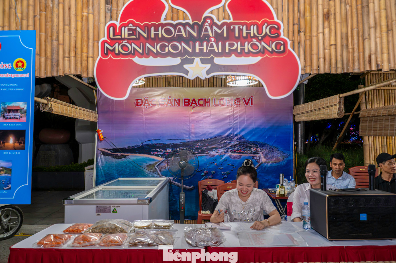 Ngoài ra, liên hoan ẩm thực món ngon Hải Phòng còn có các gian hàng sản phẩm OCOP của thành phố này. Trong đó, gian hàng đáng chú ý đến từ huyện đảo Bạch Long vĩ với hải sản như tôm, cá mực, cá cơm khô mang đậm hương vị biển đảo. Ngoài ra, liên hoan ẩm thực món ngon Hải Phòng còn có các gian hàng sản phẩm OCOP của thành phố này. Trong đó, gian hàng đáng chú ý đến từ huyện đảo Bạch Long vĩ với hải sản như tôm, cá mực, cá cơm khô mang đậm hương vị biển đảo.