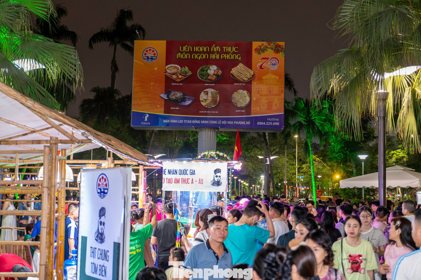 25 gian hàng đến từ các thương hiệu ăn vặt nổi tiếng của các địa phương ở Hải Phòng đổ bộ đến vườn hoa Nguyễn Du - trung tâm thành phố đã thu hút được hàng nghìn người dân thành phố cảng và khách du lịch đến tham quan, check-in thưởng thức. 25 gian hàng đến từ các thương hiệu ăn vặt nổi tiếng của các địa phương ở Hải Phòng đổ bộ đến vườn hoa Nguyễn Du - trung tâm thành phố đã thu hút được hàng nghìn người dân thành phố cảng và khách du lịch đến tham quan, check-in thưởng thức.