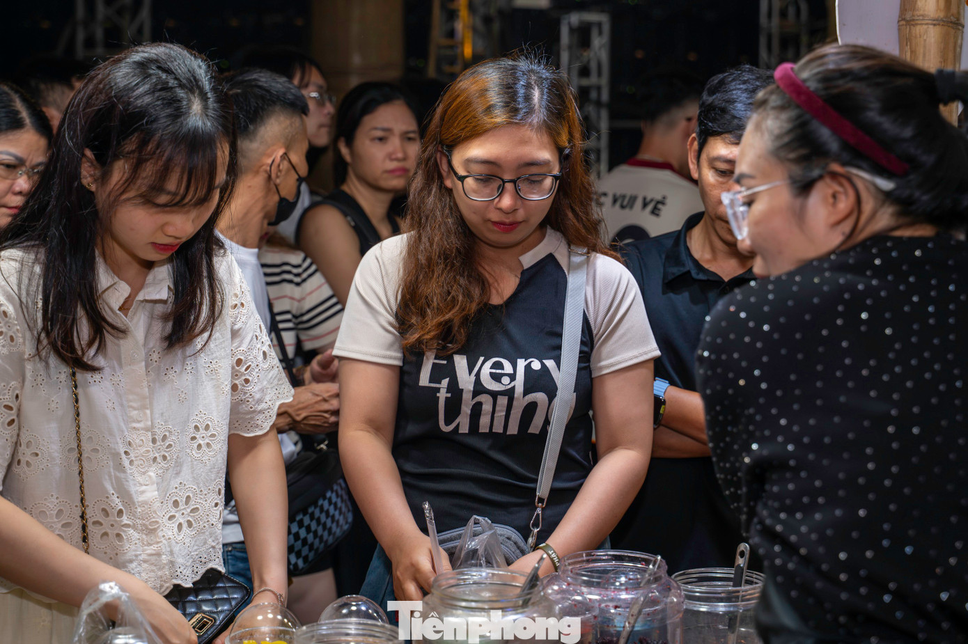 Chính sự biến thiên của lịch sử, quá trình giao lưu, tiếp biến văn hóa đã góp phần hình thành nên một kho tàng ẩm thực Hải Phòng phóng khoáng, cá tính và đậm chất biển khơi. Chính sự biến thiên của lịch sử, quá trình giao lưu, tiếp biến văn hóa đã góp phần hình thành nên một kho tàng ẩm thực Hải Phòng phóng khoáng, cá tính và đậm chất biển khơi.