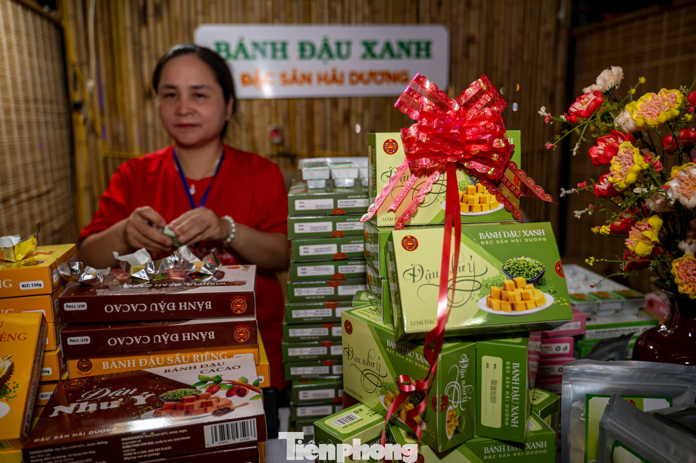 Đáng chú ý, trong khuôn khổ liên hoan còn có sự tham gia của các gian hàng đặc sản Hải Dương như bánh đậu xanh, rươi, mật ong Côn Sơn, rượu sen Kiếp Bạc… góp phần tạo thêm sự đa dạng và hấp dẫn cho không gian ẩm thực, đồng thời thắt chặt mối liên kết phát triển du lịch vùng giữa Hải Phòng và các tỉnh, thành phố lân cận. Đáng chú ý, trong khuôn khổ liên hoan còn có sự tham gia của các gian hàng đặc sản Hải Dương như bánh đậu xanh, rươi, mật ong Côn Sơn, rượu sen Kiếp Bạc… góp phần tạo thêm sự đa dạng và hấp dẫn cho không gian ẩm thực, đồng thời thắt chặt mối liên kết phát triển du lịch vùng giữa Hải Phòng và các tỉnh, thành phố lân cận.
