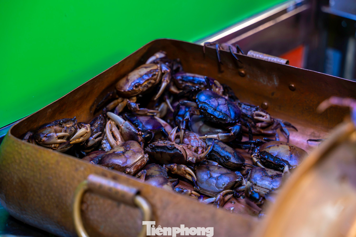 Người dân và du khách thích thú với món bánh đa cua, món ăn vặt nổi tiếng trở thành thương hiệu của Hải Phòng. Người dân và du khách thích thú với món bánh đa cua, món ăn vặt nổi tiếng trở thành thương hiệu của Hải Phòng.