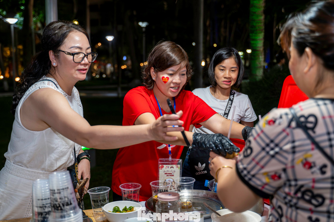 "Lần đầu tiên tôi đến Hải Phòng theo lời mời của bạn tôi, nhưng thật sự tôi cảm thấy choáng ngợp với đồ ăn vặt của thành phố hoa phượng đỏ xinh đẹp này. Thật may mắn ngay tại khu vực công viên này tất cả các món ăn vặt ngon của Hải Phòng được đưa về đây để tôi có cơ hội được khám phá", Võ Phương Dung, du khách từ TP Hồ Chí Minh chia sẻ. "Lần đầu tiên tôi đến Hải Phòng theo lời mời của bạn tôi, nhưng thật sự tôi cảm thấy choáng ngợp với đồ ăn vặt của thành phố hoa phượng đỏ xinh đẹp này. Thật may mắn ngay tại khu vực công viên này tất cả các món ăn vặt ngon của Hải Phòng được đưa về đây để tôi có cơ hội được khám phá", Võ Phương Dung, du khách từ TP Hồ Chí Minh chia sẻ.