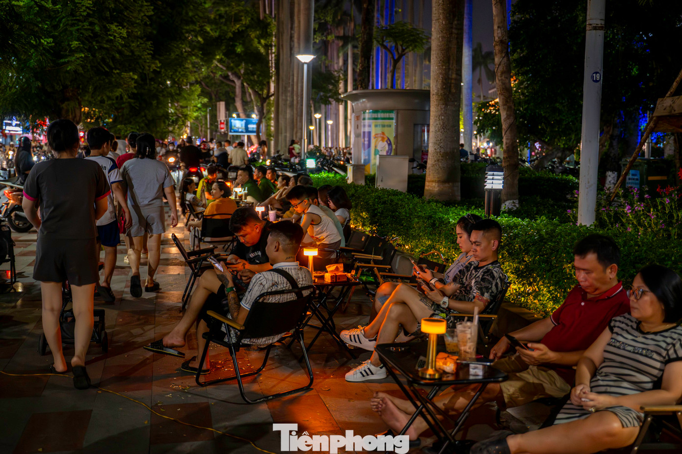 Tuyến phố xung quanh vườn hoa Nguyễn Du trở nên nhộn nhịp và sầm uất hơn khi thành phố hoa phượng đỏ - Hải Phòng đang tiến gần đến ngày kỷ niệm 70 năm Giải phóng thành phố Tuyến phố xung quanh vườn hoa Nguyễn Du trở nên nhộn nhịp và sầm uất hơn khi thành phố hoa phượng đỏ - Hải Phòng đang tiến gần đến ngày kỷ niệm 70 năm Giải phóng thành phố