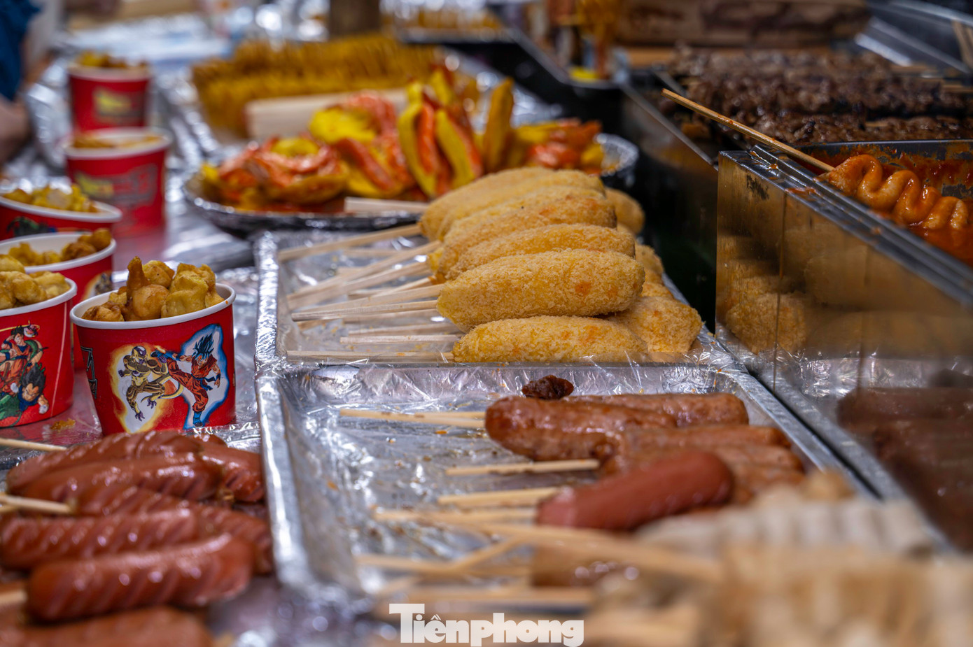 Nhiều món ăn đặc trưng trong ẩm thực Hải Phòng có thể không có một gốc tích lịch sử rõ ràng nhưng lại mặc nhiên trở thành đặc sản của Hải Phòng mỗi khi nhắc đến. Trong các hình thái du nhập đó, ẩm thực Pháp và Trung Quốc là hai trong số những nền ẩm thực hàng đầu thế giới có ảnh hưởng về nhiều mặt tại Hải Phòng. Nhiều món ăn đặc trưng trong ẩm thực Hải Phòng có thể không có một gốc tích lịch sử rõ ràng nhưng lại mặc nhiên trở thành đặc sản của Hải Phòng mỗi khi nhắc đến. Trong các hình thái du nhập đó, ẩm thực Pháp và Trung Quốc là hai trong số những nền ẩm thực hàng đầu thế giới có ảnh hưởng về nhiều mặt tại Hải Phòng.