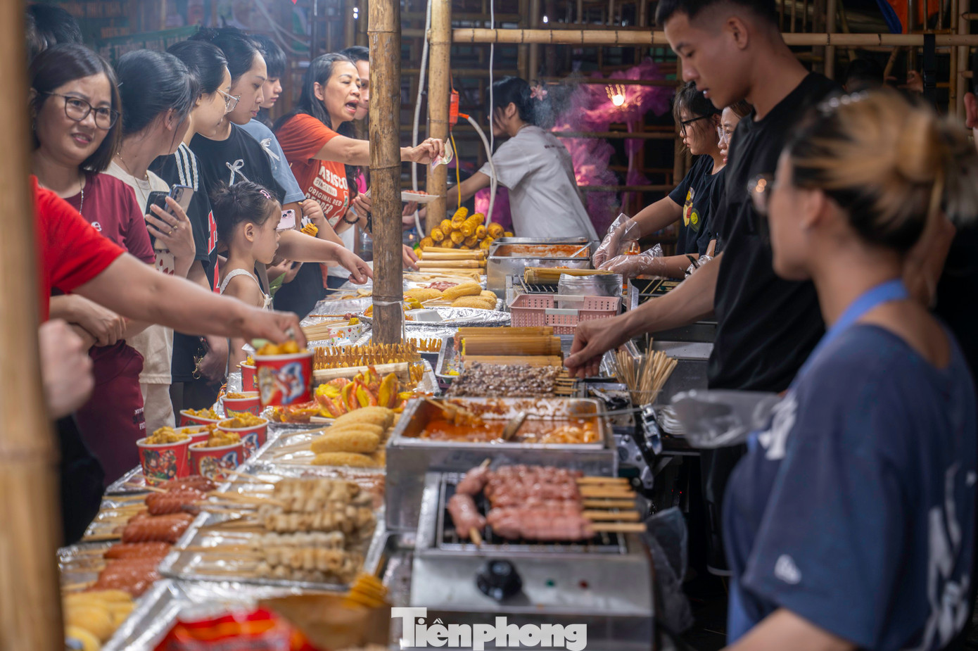 Bà Trần Thị Hoàng Mai, Giám đốc Sở Văn hóa, Thể thao và Du lịch Hải Phòng, khẳng định Hải Phòng - mảnh đất cửa biển, nơi hội tụ của những con người năng động, tài hoa và một nền văn hóa ẩm thực đặc trưng, đầy màu sắc. Bà Trần Thị Hoàng Mai, Giám đốc Sở Văn hóa, Thể thao và Du lịch Hải Phòng, khẳng định Hải Phòng - mảnh đất cửa biển, nơi hội tụ của những con người năng động, tài hoa và một nền văn hóa ẩm thực đặc trưng, đầy màu sắc.