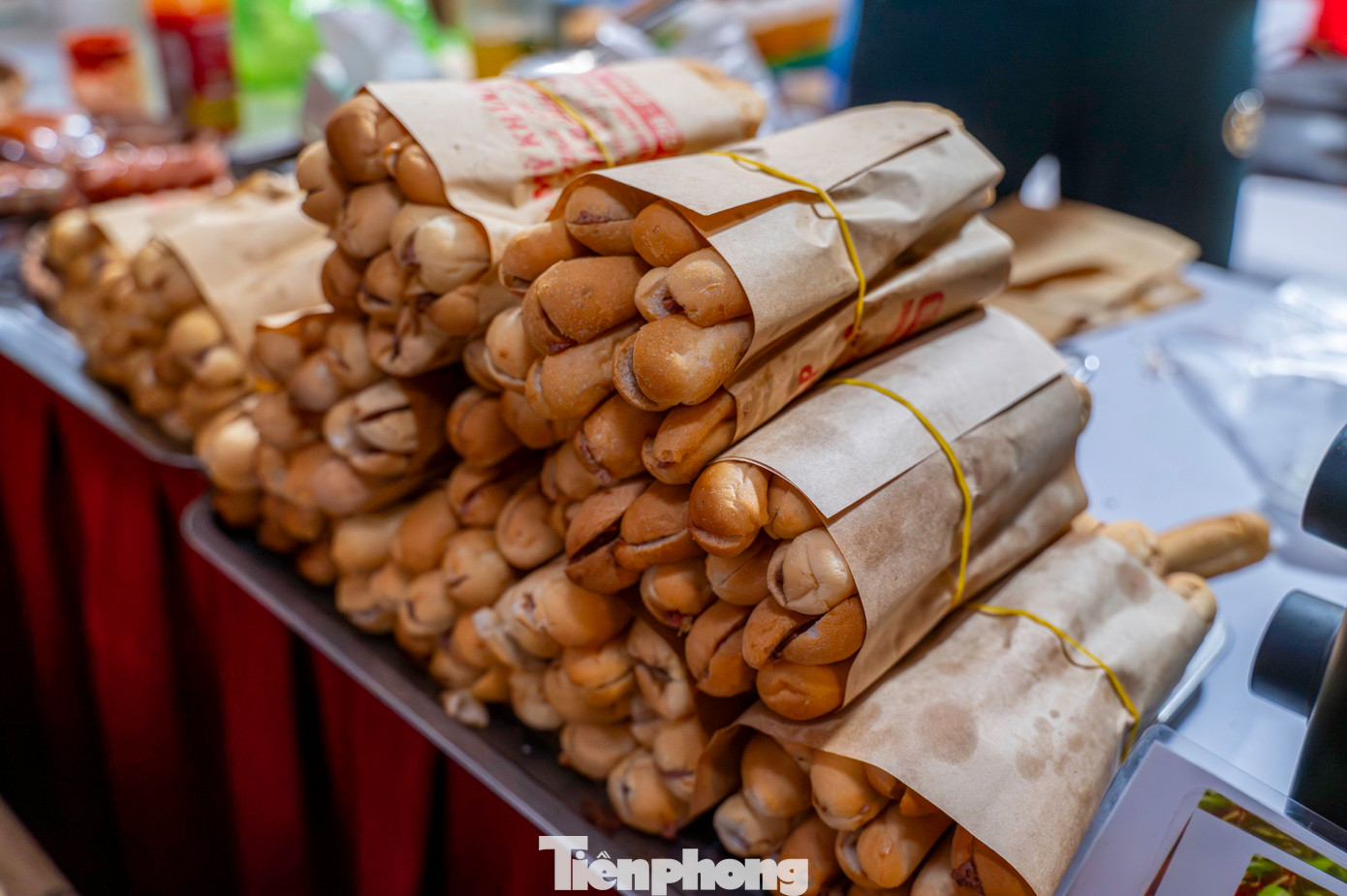 Nhắc đến Hải Phòng không thể không nhắc đến bánh mì cay. Bánh mì cay, hay còn được gọi là bánh mì que, là một thức quà ăn vặt nổi tiếng và đặc trưng của Thành phố Cảng. Bánh mì cay có kích thước nhỏ hơn bánh mì thường, bề ngang to bằng khoảng hai đầu ngón tay, dài khoảng một gang tay. Bên trong chỉ có nhân pate và ăn cùng “chí chương” - loại tương ớt của Hải Phòng. Nhắc đến Hải Phòng không thể không nhắc đến bánh mì cay. Bánh mì cay, hay còn được gọi là bánh mì que, là một thức quà ăn vặt nổi tiếng và đặc trưng của Thành phố Cảng. Bánh mì cay có kích thước nhỏ hơn bánh mì thường, bề ngang to bằng khoảng hai đầu ngón tay, dài khoảng một gang tay. Bên trong chỉ có nhân pate và ăn cùng “chí chương” - loại tương ớt của Hải Phòng.