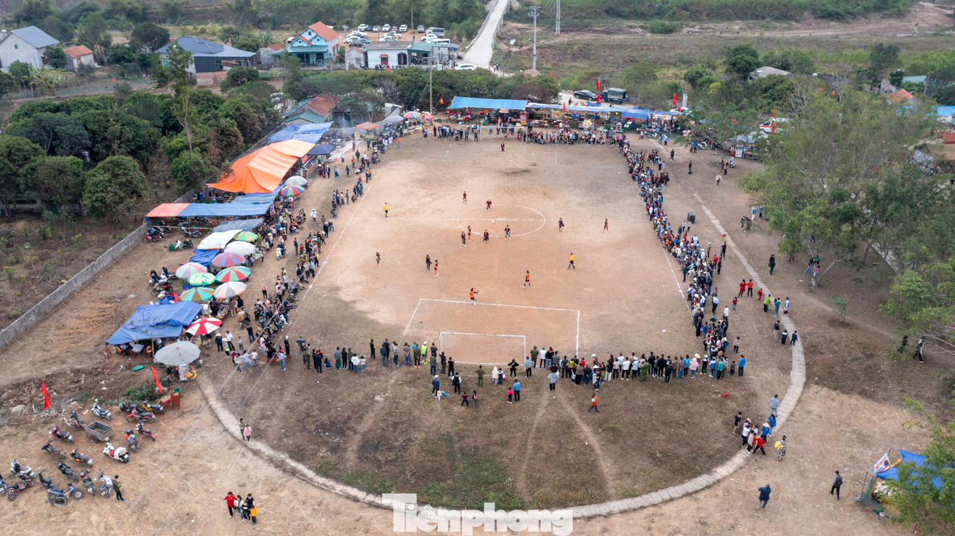 Khác với các giải bóng đá chuyên nghiệp, trên sân đất nằm trong Khu bảo tồn dân tộc người Dao Thanh Y không có cỏ. Mỗi lần tranh chấp bụi từ nền sân bay lên mù mịt nhưng các chị em vẫn "tả xung hữu đột" không e dè những cú ngã có thể gây xước xát chân tay.