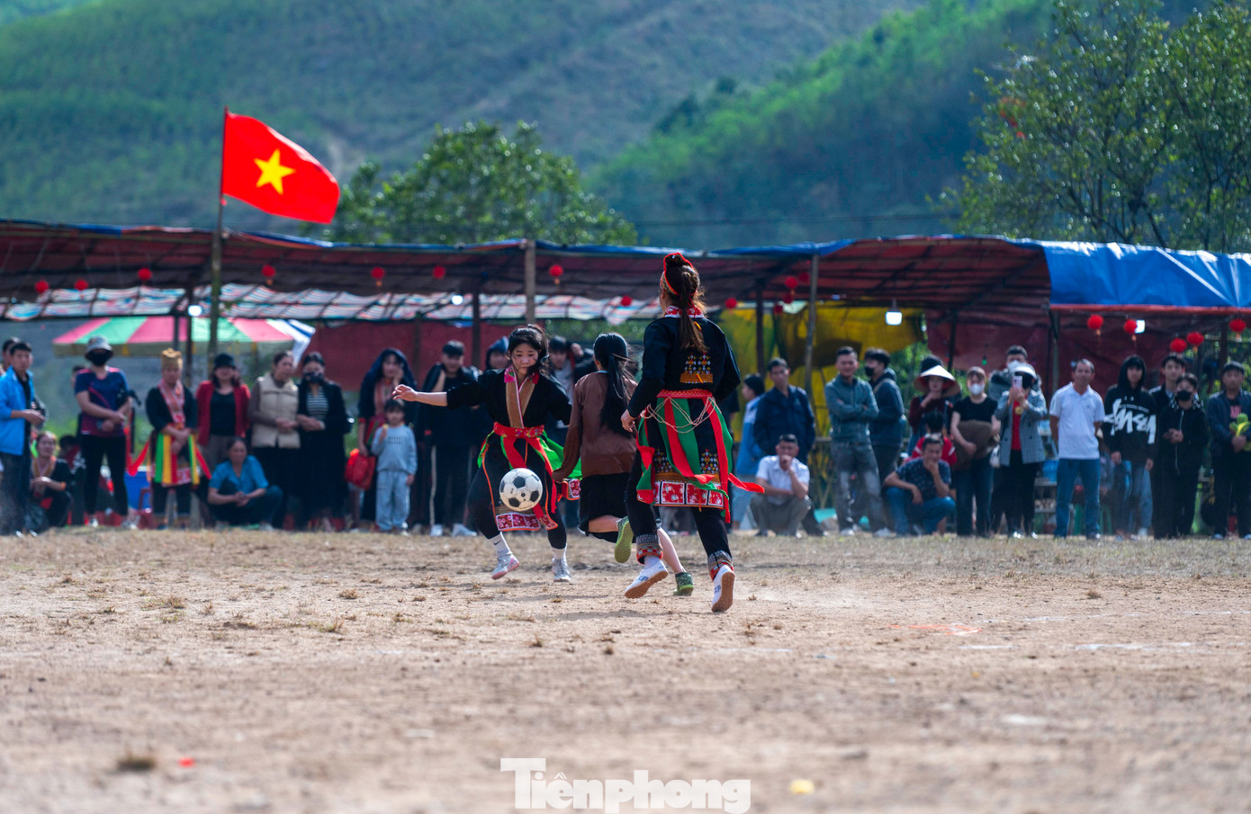 Giải quy tụ 4 đội "tứ hùng" đến từ 4 xã của TP Hạ Long, tỉnh Quảng Ninh bao gồm đội chủ nhà Bằng Cả và các đội bóng khách mời đến từ 3 xã xung quanh là Tân Dân, Dân Chủ, Quảng La.