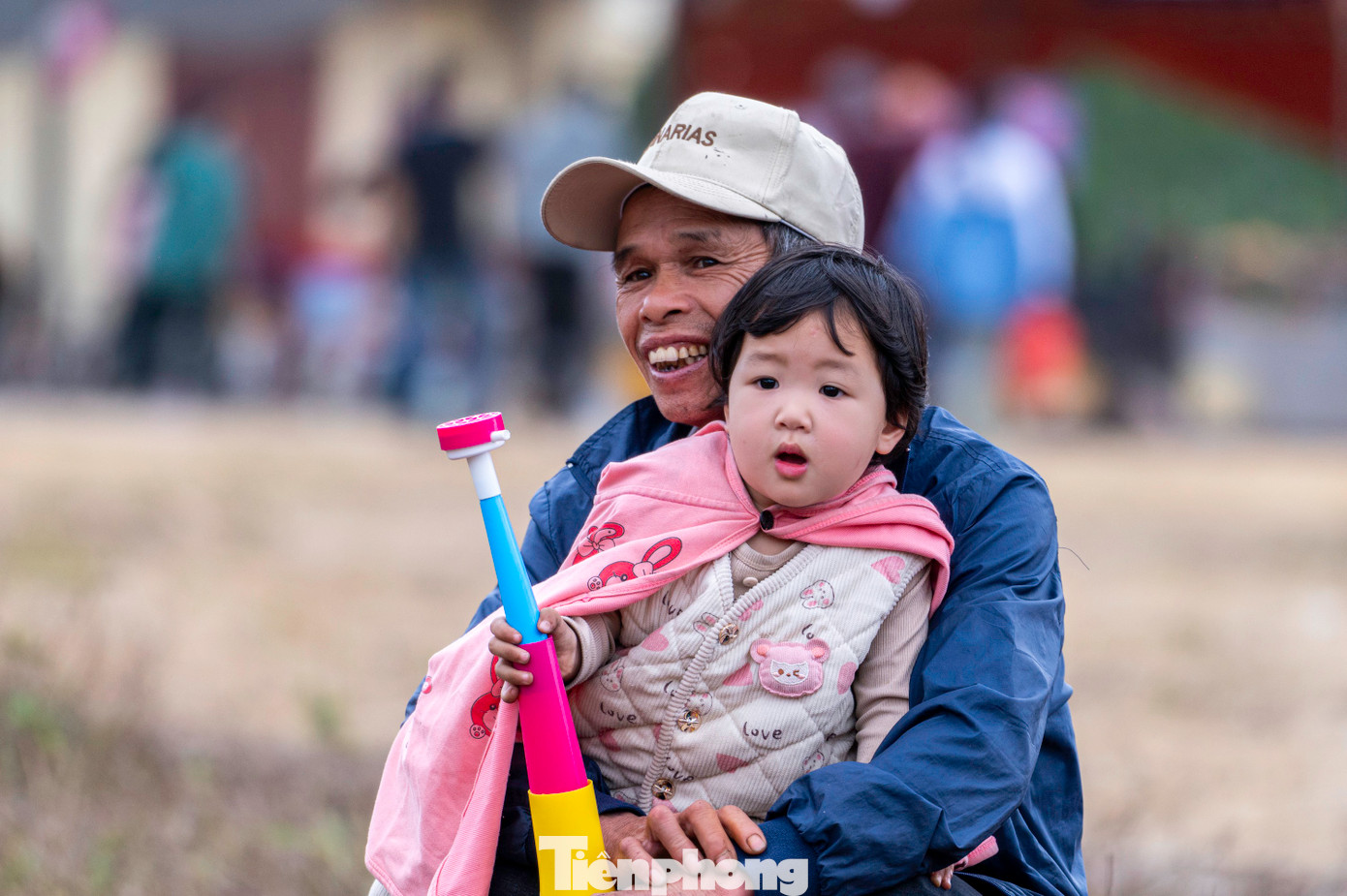 Trong số những khán giả này có cả chồng và người thân của các nữ cầu thủ cũng gác lại việc nhà đến sân bóng để cổ vũ.