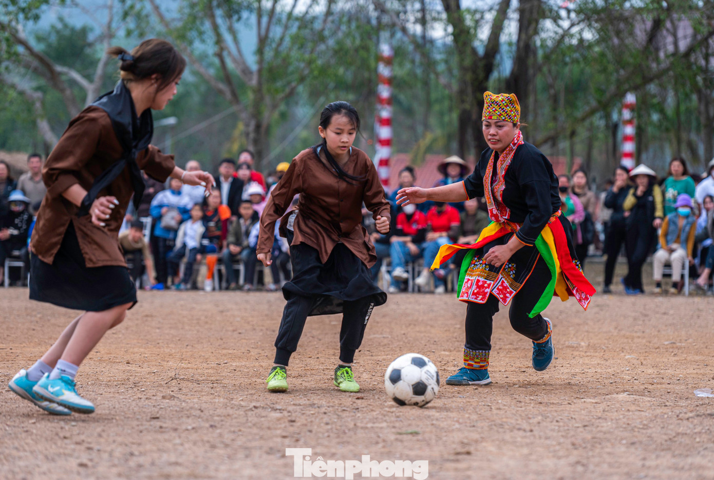 Theo Ban tổ chức, cả 4 đội bóng đều là những "nữ vận động viên bất đắc dĩ" được tập hợp và huấn luyện cấp tốc để tham gia đội tuyển bóng đá của xã đi thi đấu giao hữu.