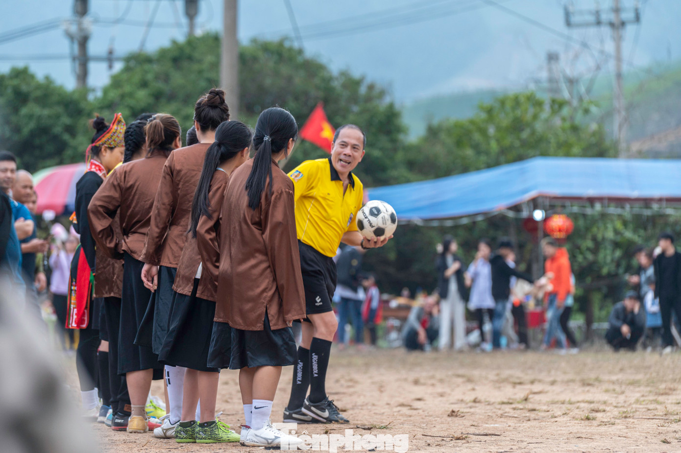 Đôi lúc trọng tài phải cho trận đấu tạm thời dừng lại giữa chừng do có "khán giả" đi lạc vào trong sân.