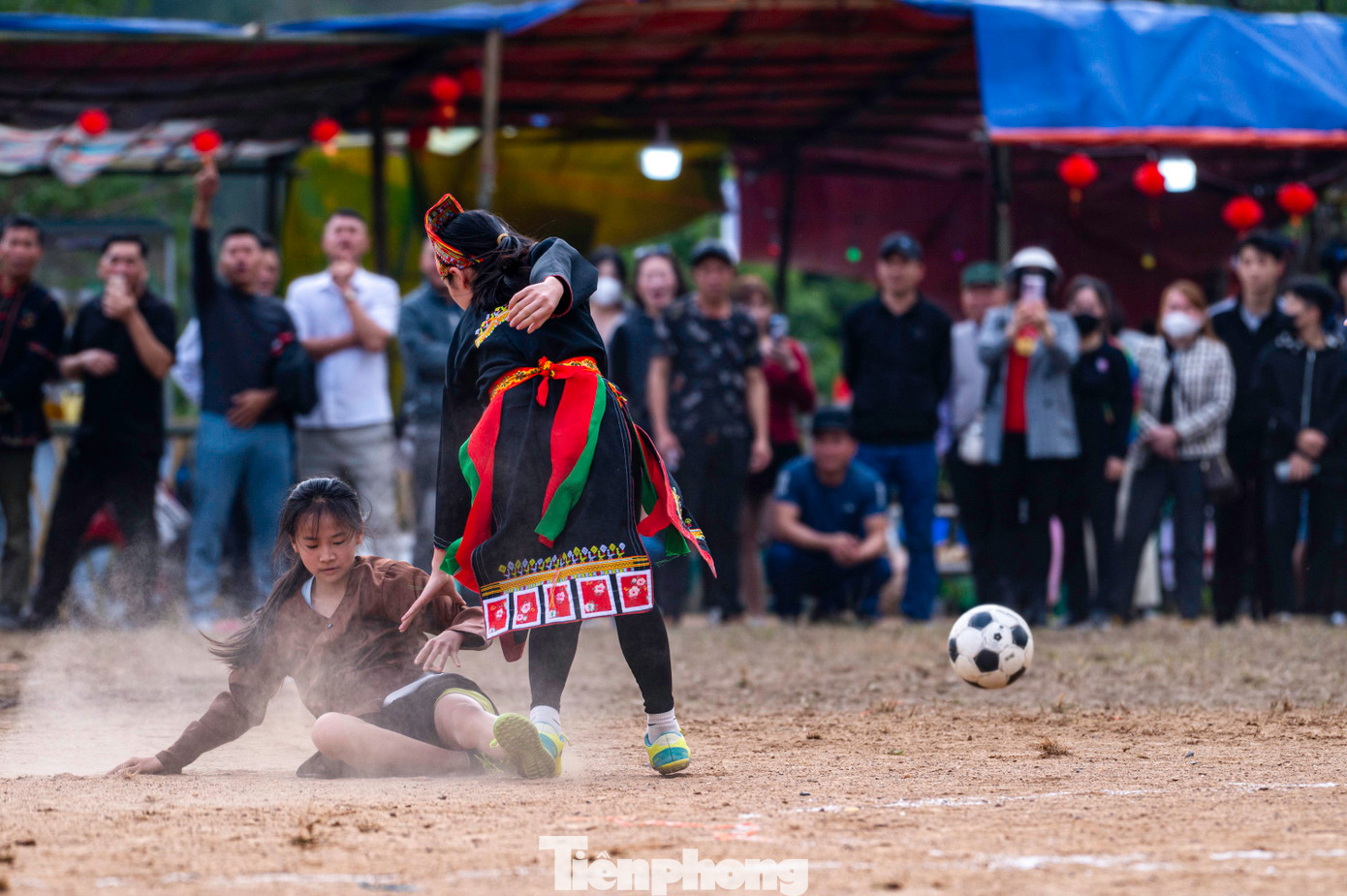 Khác với các giải bóng đá chuyên nghiệp, trên sân đất nằm trong Khu bảo tồn dân tộc người Dao Thanh Y không có cỏ. Mỗi lần tranh chấp bụi từ nền sân bay lên mù mịt nhưng các chị em vẫn "tả xung hữu đột" không e dè những cú ngã có thể gây xước xát chân tay.