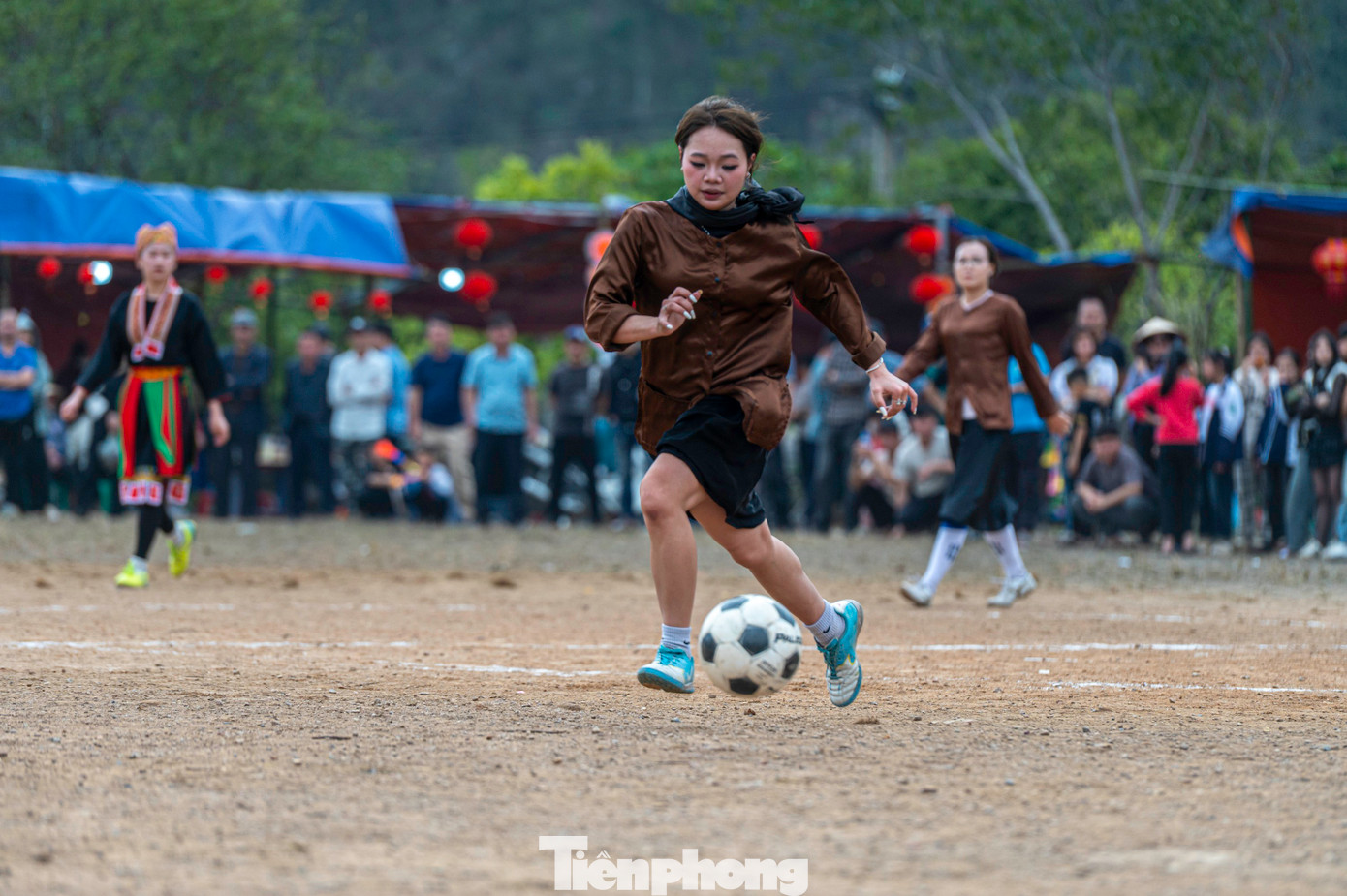 Họ nán lại từ đầu đến cuối trận và liên tục được sung sướng nở những nụ cười thích thú với các pha đi bóng lắt léo nhoay nhoáy hay những pha tấn công bất ngờ của các nữ cầu thủ.