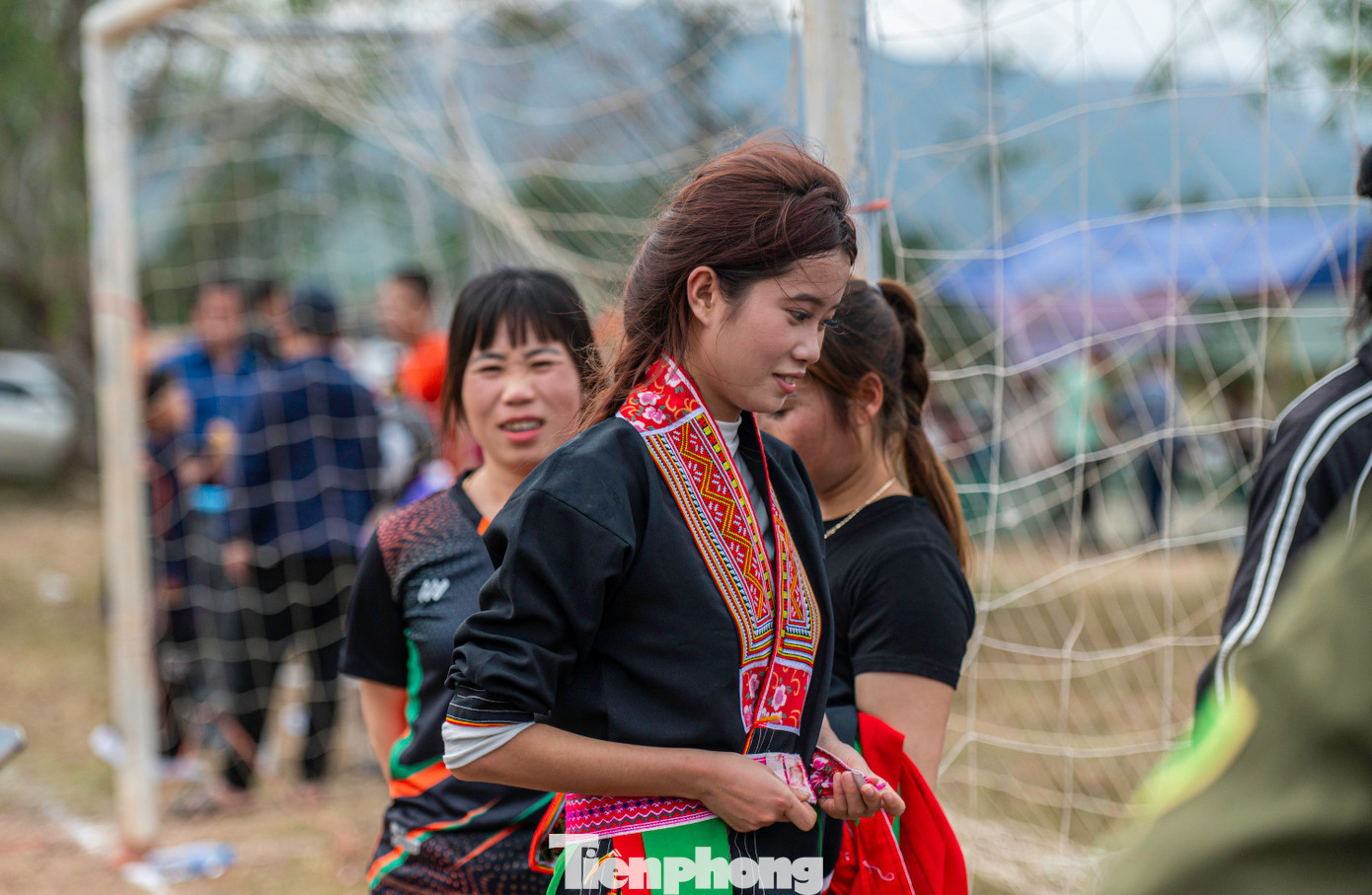 Điểm đặc biệt, các chị em cầu thủ trước khi vào sân đều mặc váy đeo giầy, tất và đầu quấn khăn mấn theo đúng trang phục truyền thống của dân tộc mình.