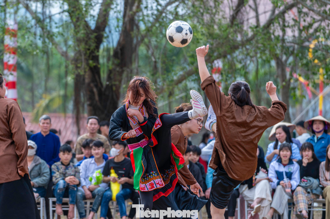 Sau hàng loạt những pha tấn công và tranh chấp, cuối cùng các nữ cầu thủ đã đưa được bóng vào lưới của đối phương.