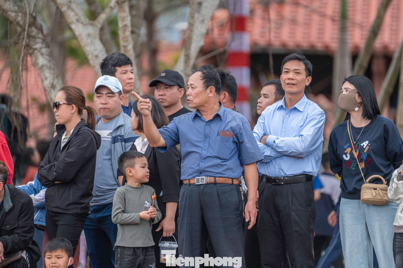 Dọc đường biên, những "Huấn luyện viên trưởng" cũng được bầu gấp rút thường là trưởng thôn hoặc cán bộ phụ trách văn-xã hoặc là chồng của nữ cầu thủ nào đó trên sân liên tiếp chỉ đạo, thay đổi chiến thuật để giúp đội bóng của mình mau chóng ghi bàn vào lưới của đối phương.