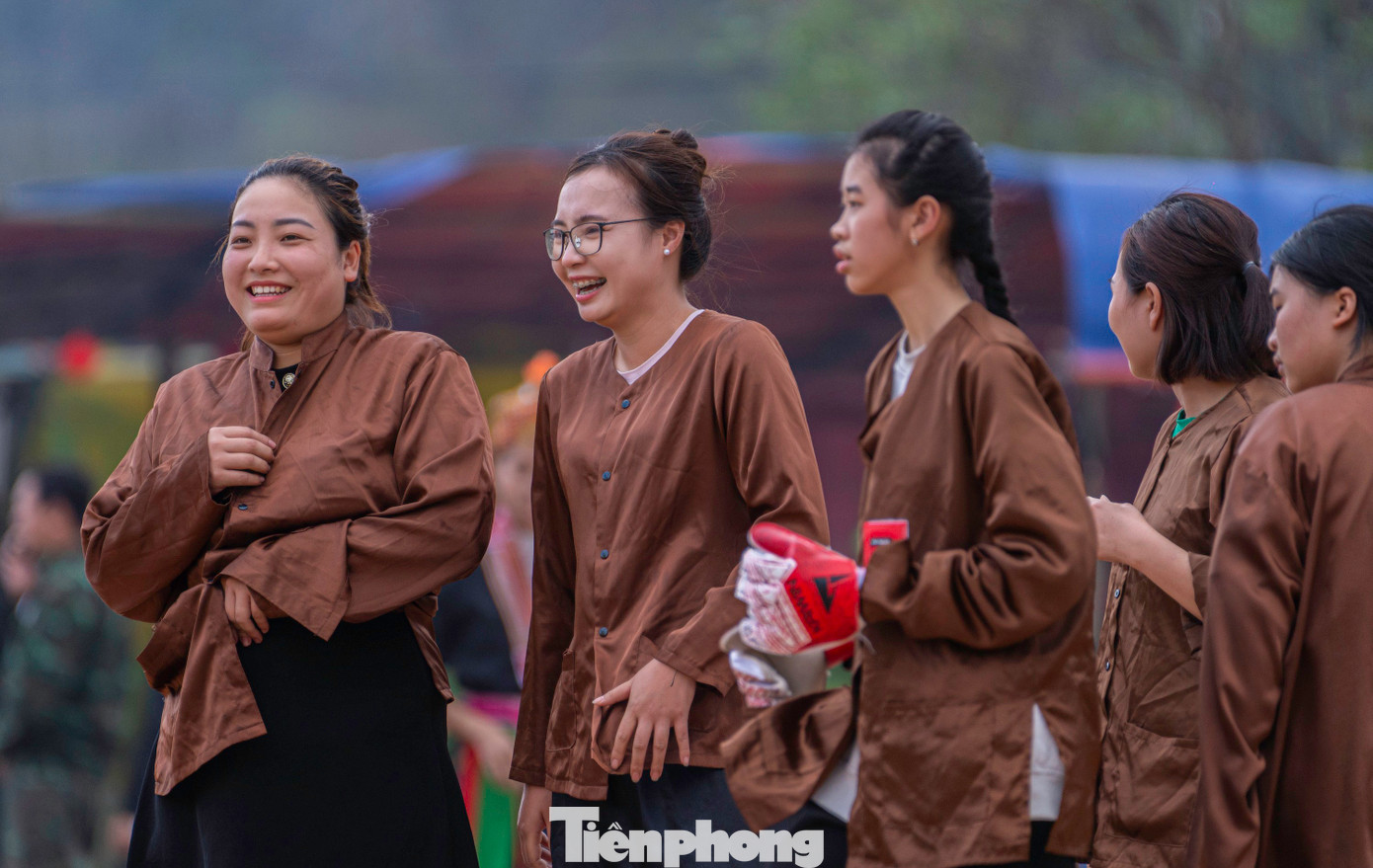 Sau những giây phút tranh chấp căng thẳng trên sân, các chị em lại cười đùa với nhau bởi vì thắng thua không quan trọng. Họ thi đấu bởi đam mê với trái bóng tròn và mong muốn thông qua các trận đấu thu hút được khán giả là những khách du lịch ở phương xa đến tham quan, khám phá và trải nghiệm không gian văn hóa của người dân ở nơi đây.