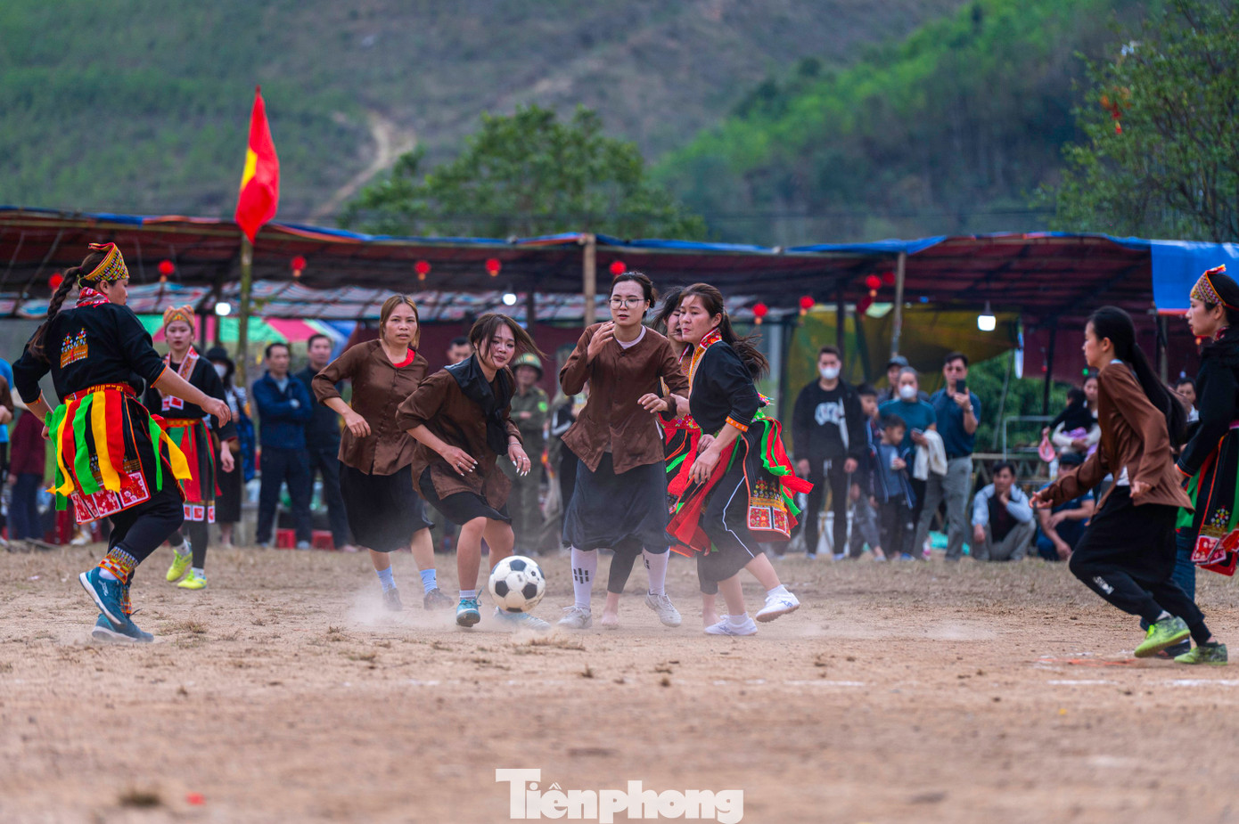 Phần lớn các chị em tham gia đội bóng đã lập gia đình và đều có kỹ năng chưa thuần thục, nhưng với tình yêu bóng đá và mong muốn quảng bá hình ảnh dân tộc mình, các chị em vẫn cống hiến được cho khán giả trận thi đấu hết mình.