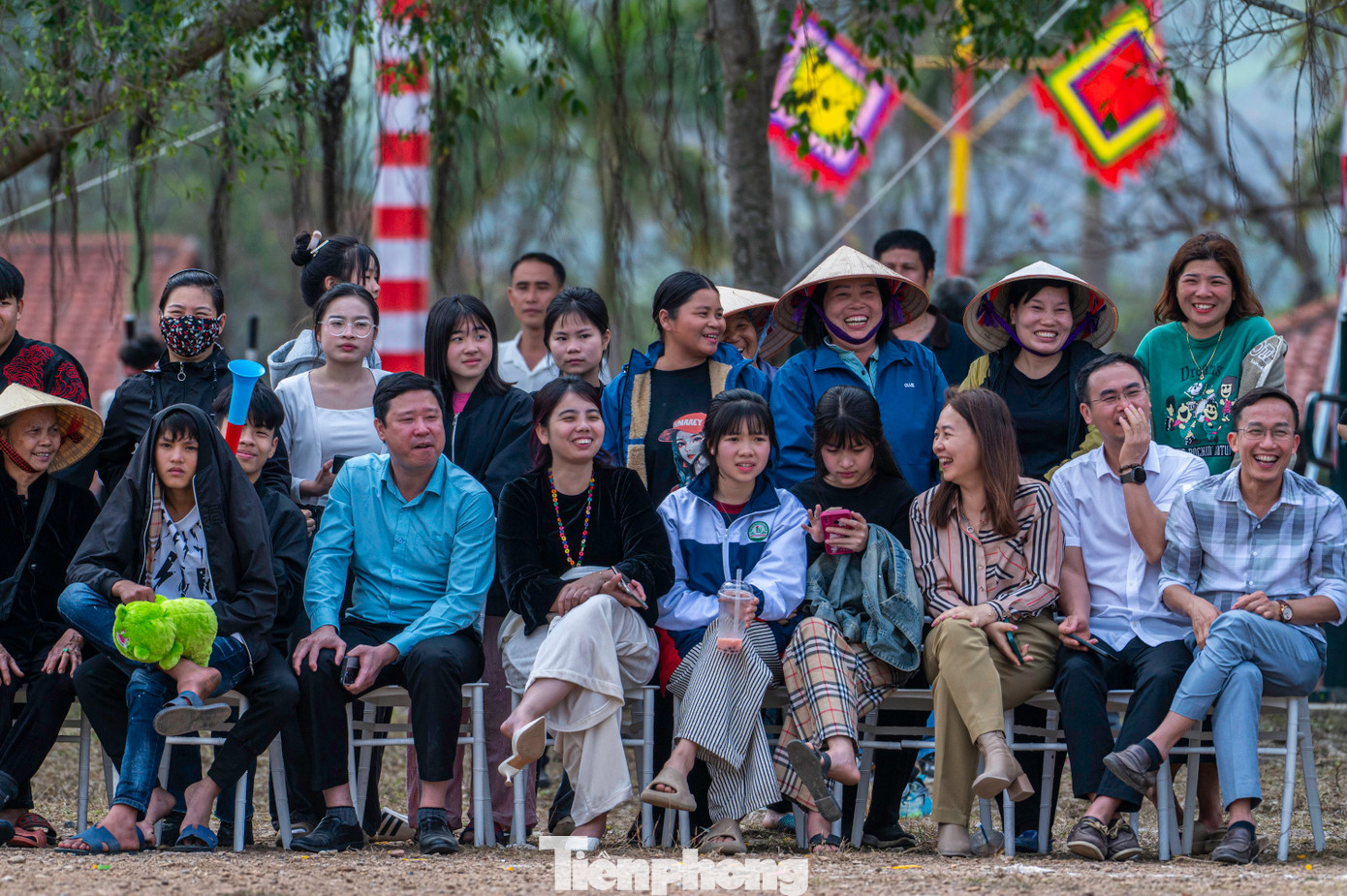 Giải giao hữu bóng đá nữ thu hút hàng trăm người dân và khách du lịch ngồi kín xung quanh để xem các cô gái trong sân trình diễn những động tác đi bóng.