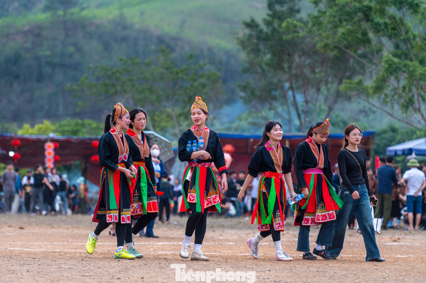 Sau những giây phút tranh chấp căng thẳng trên sân, các chị em lại cười đùa với nhau bởi vì thắng thua không quan trọng. Họ thi đấu bởi đam mê với trái bóng tròn và mong muốn thông qua các trận đấu thu hút được khán giả là những khách du lịch ở phương xa đến tham quan, khám phá và trải nghiệm không gian văn hóa của người dân ở nơi đây.