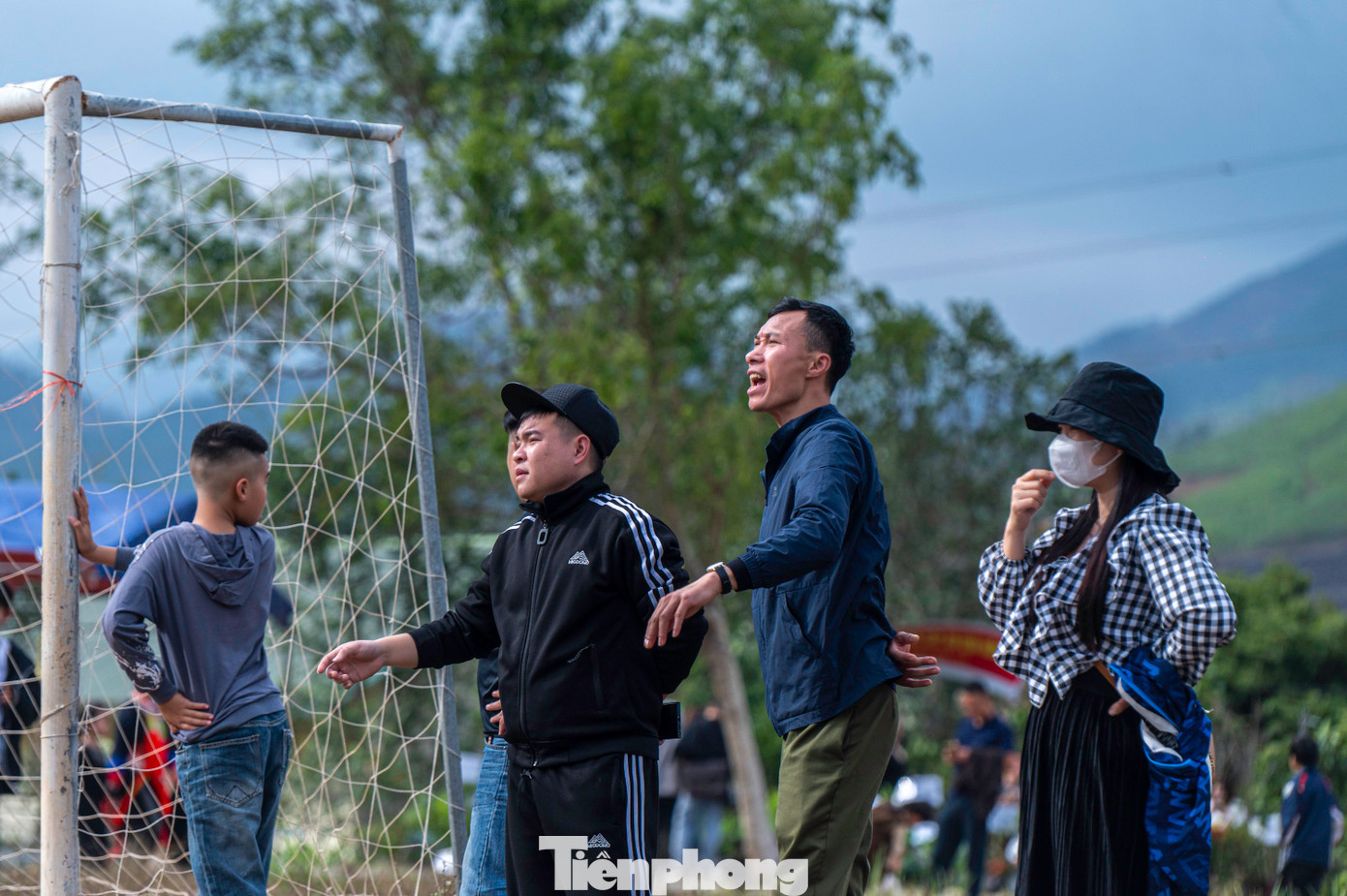Dọc đường biên, những "Huấn luyện viên trưởng" cũng được bầu gấp rút thường là trưởng thôn hoặc cán bộ phụ trách văn-xã hoặc là chồng của nữ cầu thủ nào đó trên sân liên tiếp chỉ đạo, thay đổi chiến thuật để giúp đội bóng của mình mau chóng ghi bàn vào lưới của đối phương.