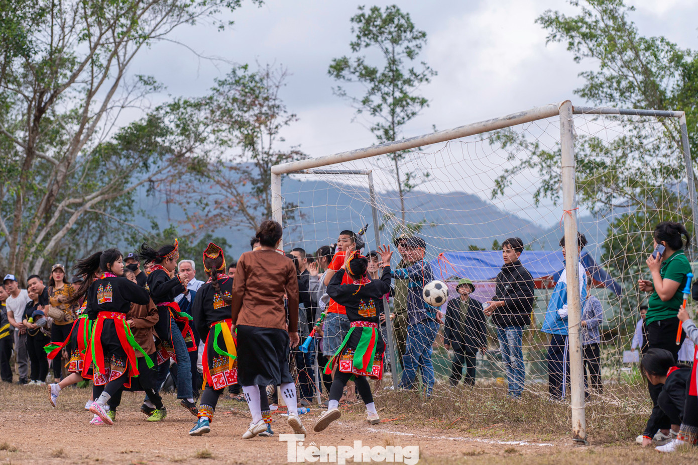 Sau hàng loạt những pha tấn công và tranh chấp, cuối cùng các nữ cầu thủ đã đưa được bóng vào lưới của đối phương.