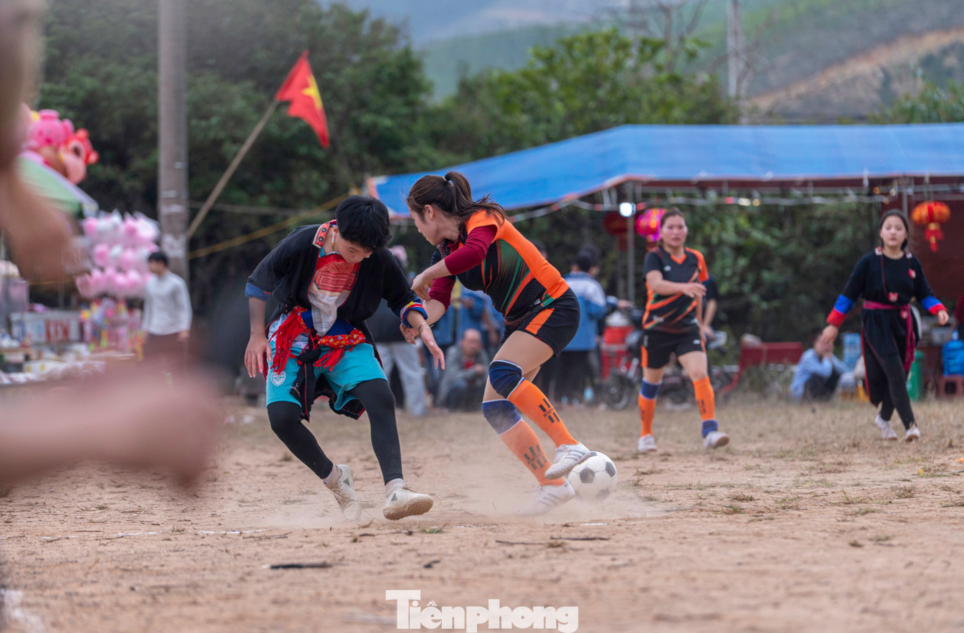 Khác với các giải bóng đá chuyên nghiệp, trên sân đất nằm trong Khu bảo tồn dân tộc người Dao Thanh Y không có cỏ. Mỗi lần tranh chấp bụi từ nền sân bay lên mù mịt nhưng các chị em vẫn "tả xung hữu đột" không e dè những cú ngã có thể gây xước xát chân tay.
