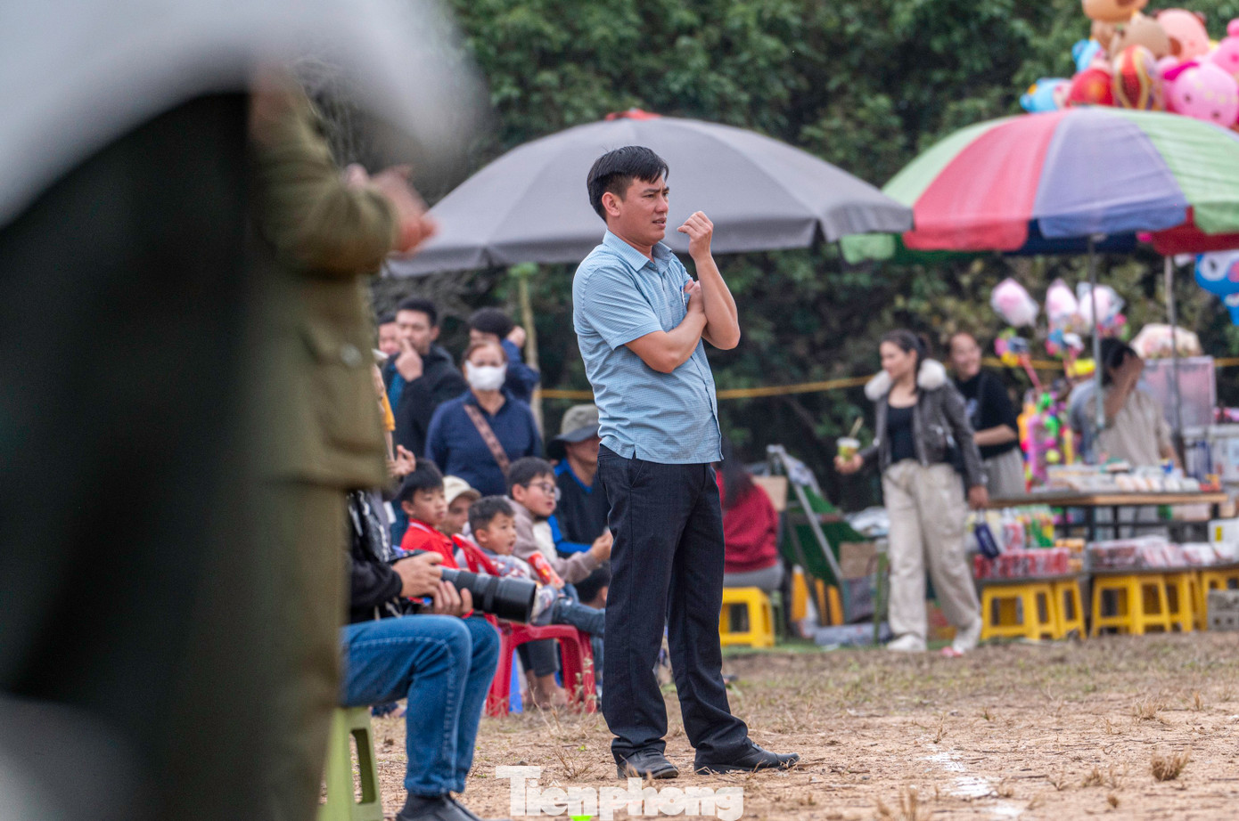 Dọc đường biên, những "Huấn luyện viên trưởng" cũng được bầu gấp rút thường là trưởng thôn hoặc cán bộ phụ trách văn-xã hoặc là chồng của nữ cầu thủ nào đó trên sân liên tiếp chỉ đạo, thay đổi chiến thuật để giúp đội bóng của mình mau chóng ghi bàn vào lưới của đối phương.