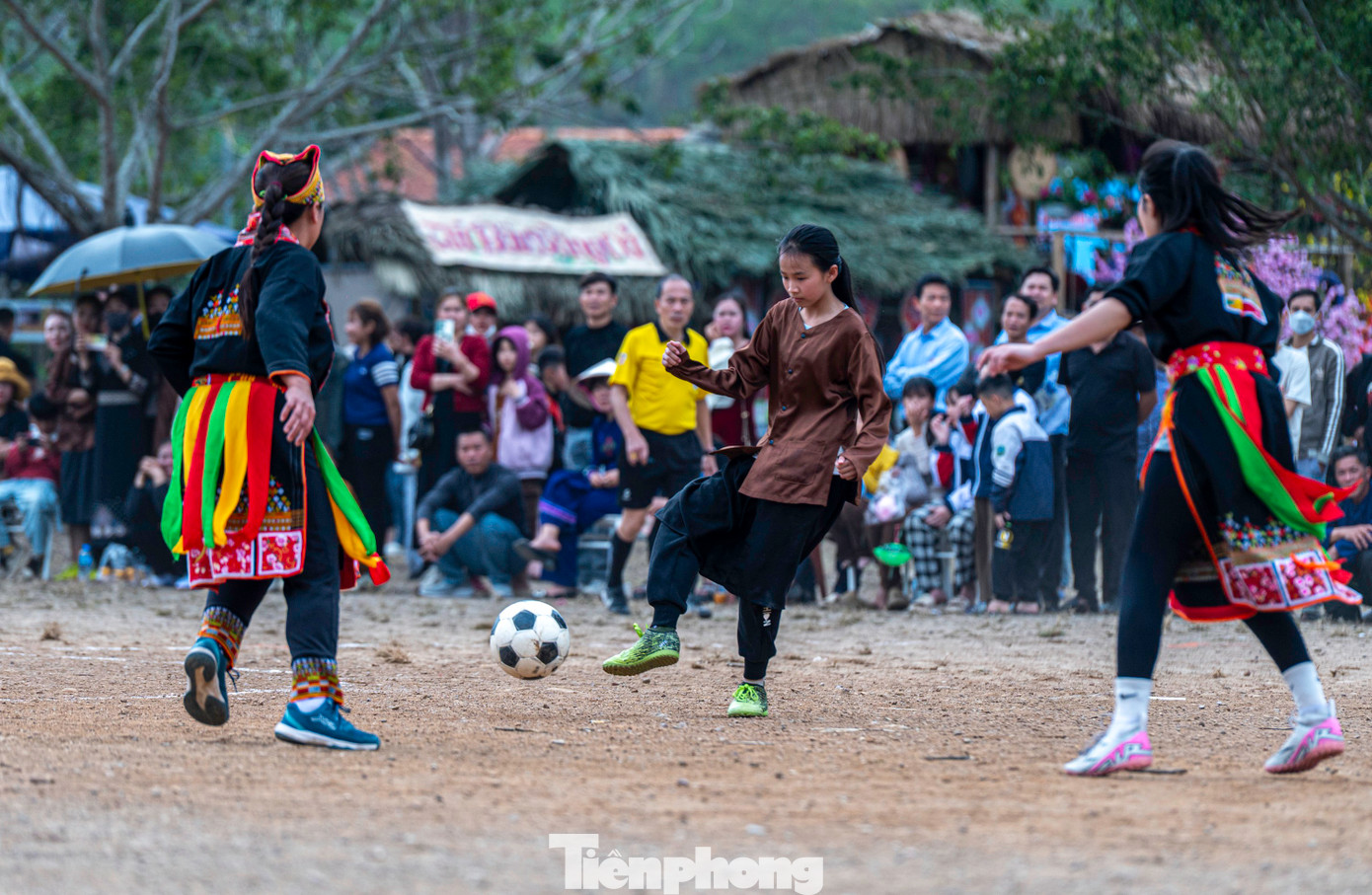 Điểm đặc biệt, các chị em cầu thủ trước khi vào sân đều mặc váy đeo giầy, tất và đầu quấn khăn mấn theo đúng trang phục truyền thống của dân tộc mình.