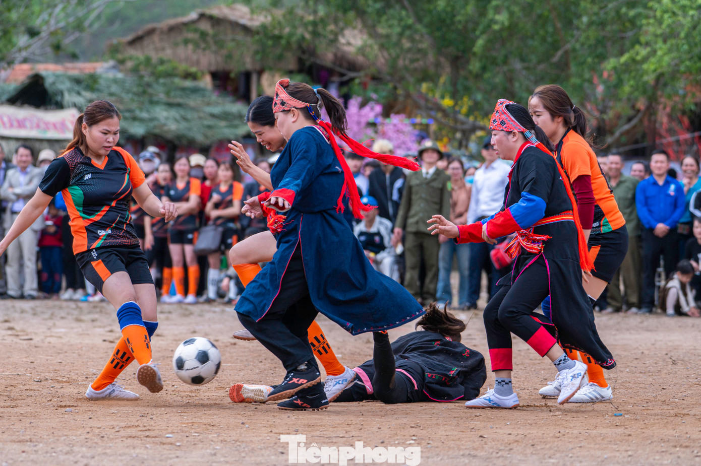 Những pha tranh chấp bóng nảy lửa diễn ra ngay trên sân giữa các cầu thủ của hai đội. Nhiều lúc các chị em mải đuổi theo bóng mà "quên", tranh chấp với chính đồng đội của mình.