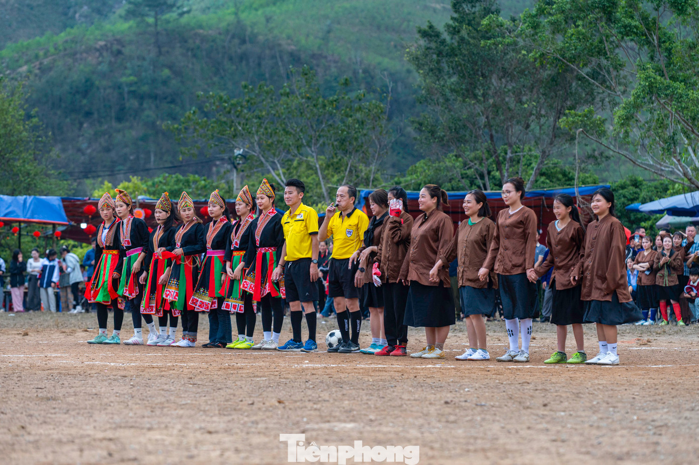 Hội làng Bằng Cả năm 2025 diễn ra trong 3 ngày với nhiều hoạt động sôi động, trong đó điểm nhấn là Giải giao hữu bóng đá nữ mở rộng diễn ra trong 2 ngày 28/2 và 1/3 thu hút được đông đảo người dân đến cổ vũ.