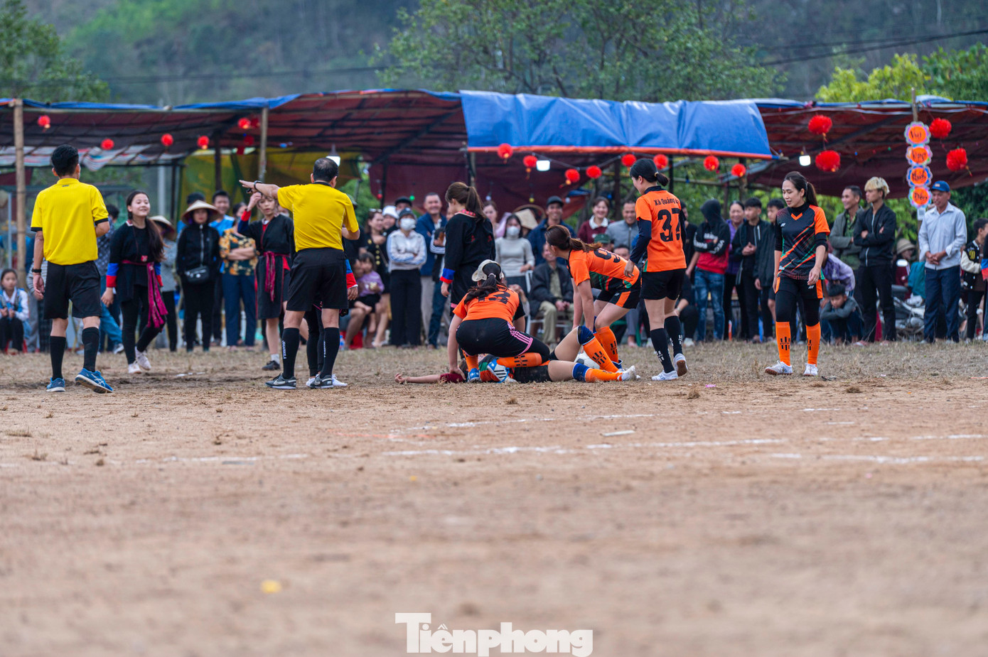 Những pha tranh chấp bóng nảy lửa diễn ra ngay trên sân giữa các cầu thủ của hai đội. Nhiều lúc các chị em mải đuổi theo bóng mà "quên", tranh chấp với chính đồng đội của mình.