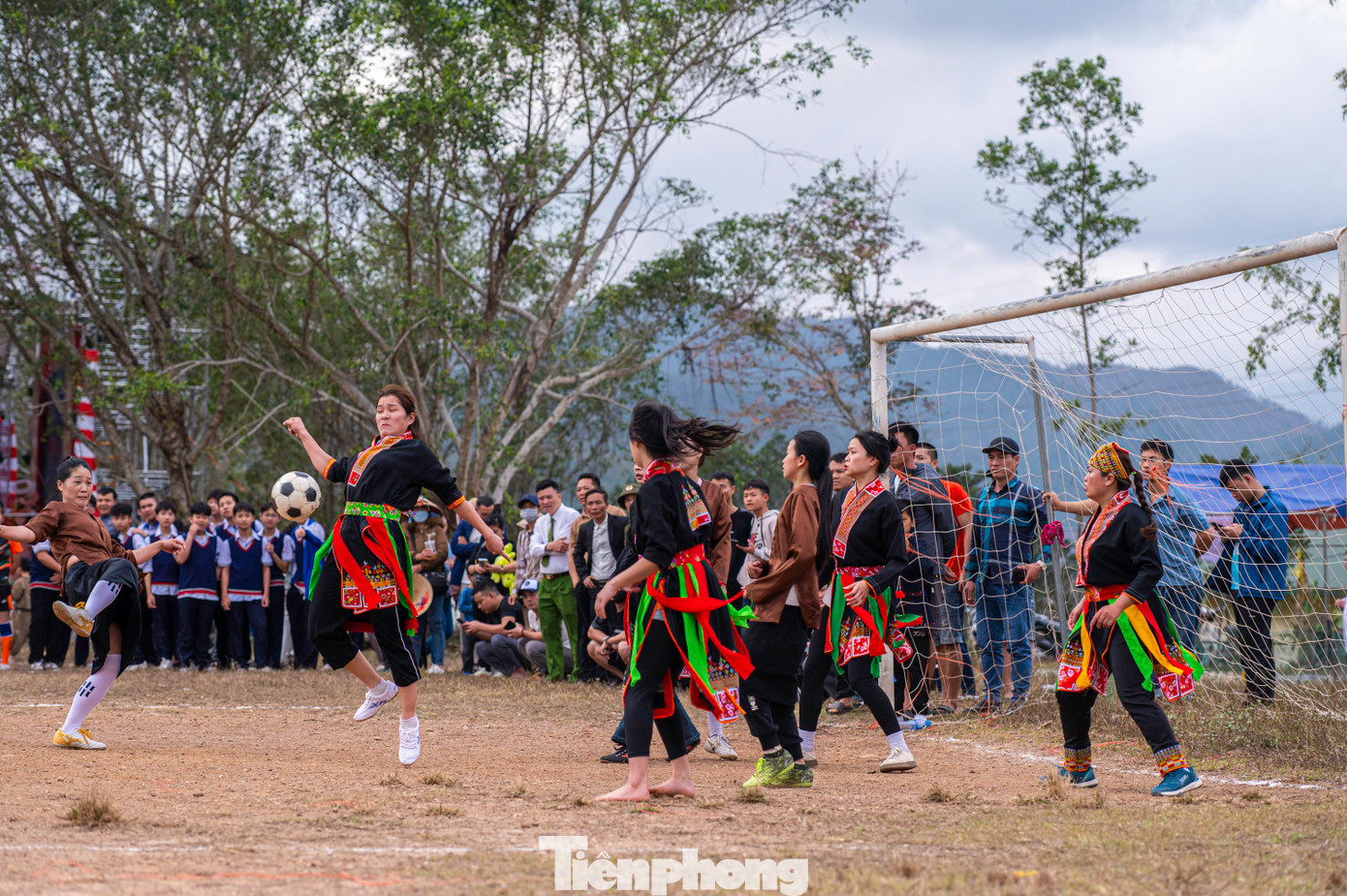 Sau hàng loạt những pha tấn công và tranh chấp, cuối cùng các nữ cầu thủ đã đưa được bóng vào lưới của đối phương.