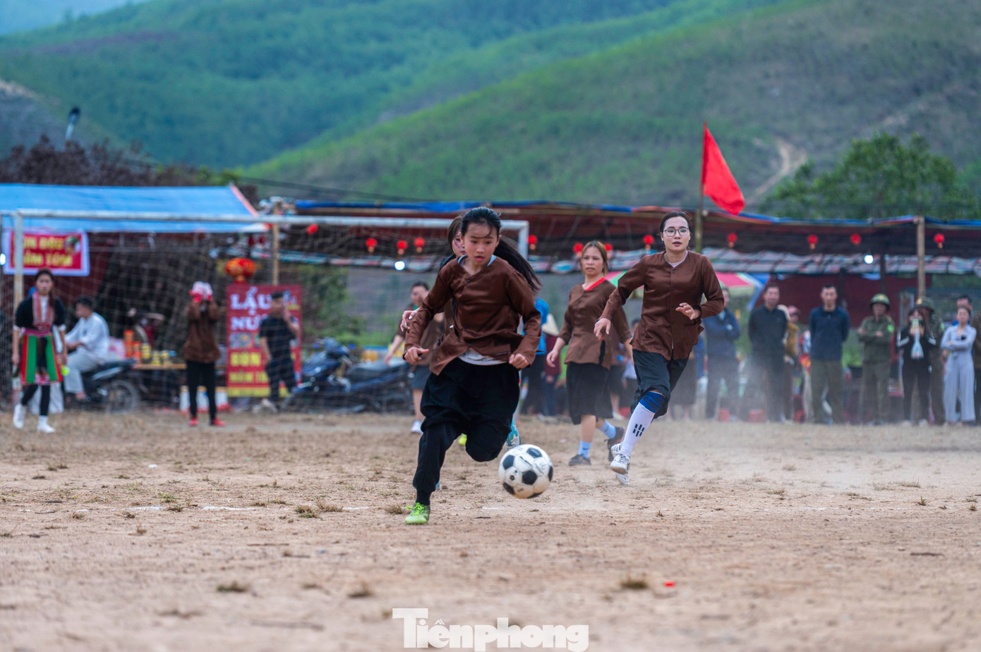 Sau hàng loạt những pha tấn công và tranh chấp, cuối cùng các nữ cầu thủ đã đưa được bóng vào lưới của đối phương.