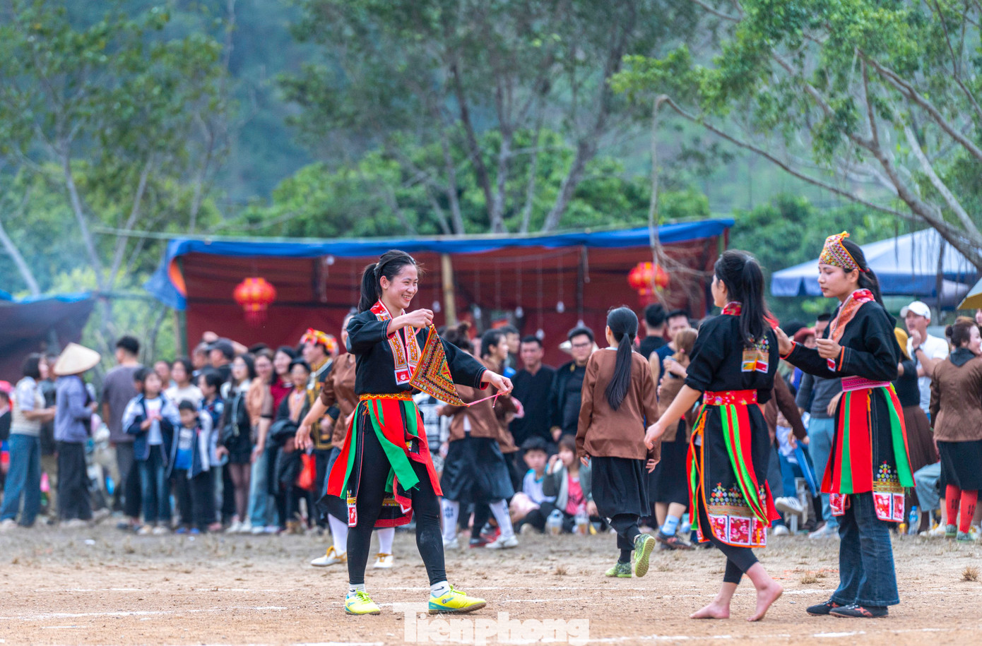 Điểm đặc biệt, các chị em cầu thủ trước khi vào sân đều mặc váy đeo giầy, tất và đầu quấn khăn mấn theo đúng trang phục truyền thống của dân tộc mình.