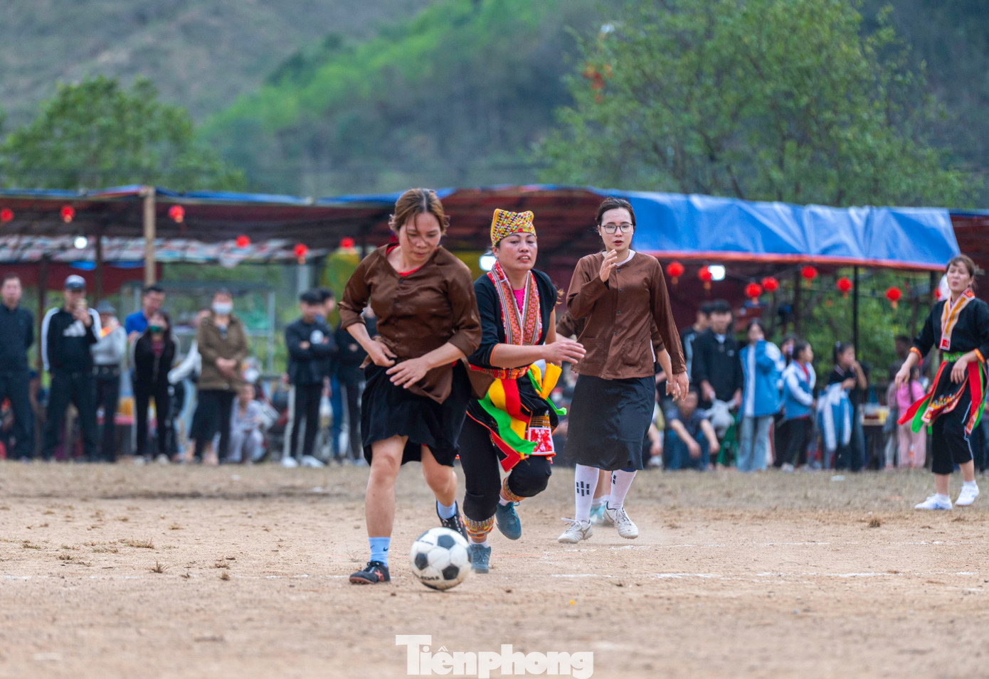 Để không bỏ lỡ cơ hội khi có bóng, nhiều chị em "xắn váy" chạy đuổi theo bóng.