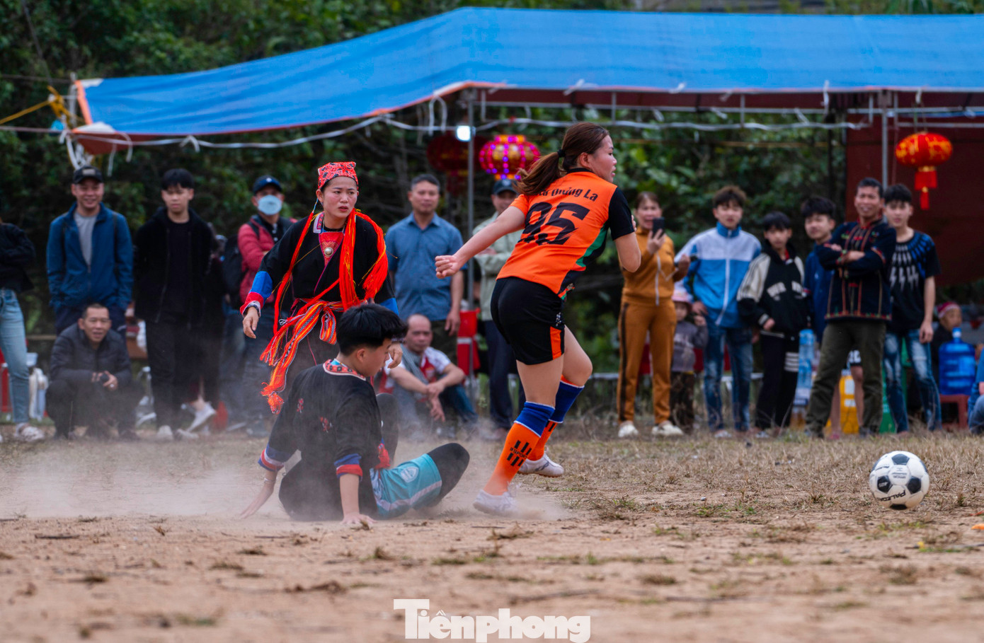 Những pha tranh chấp bóng nảy lửa diễn ra ngay trên sân giữa các cầu thủ của hai đội. Nhiều lúc các chị em mải đuổi theo bóng mà "quên", tranh chấp với chính đồng đội của mình.