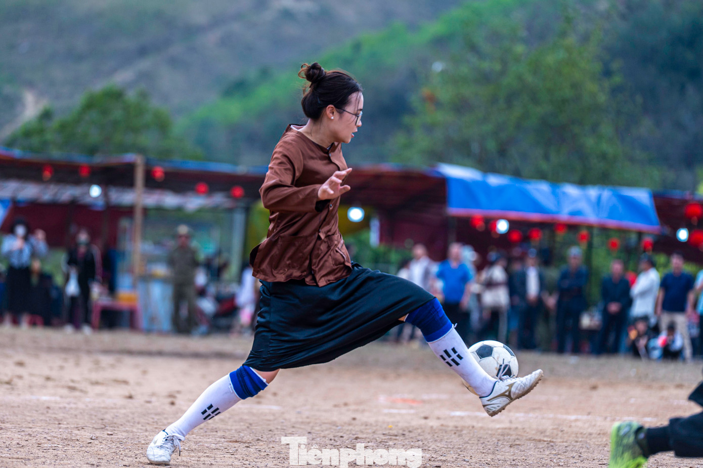 Họ nán lại từ đầu đến cuối trận và liên tục được sung sướng nở những nụ cười thích thú với các pha đi bóng lắt léo nhoay nhoáy hay những pha tấn công bất ngờ của các nữ cầu thủ.