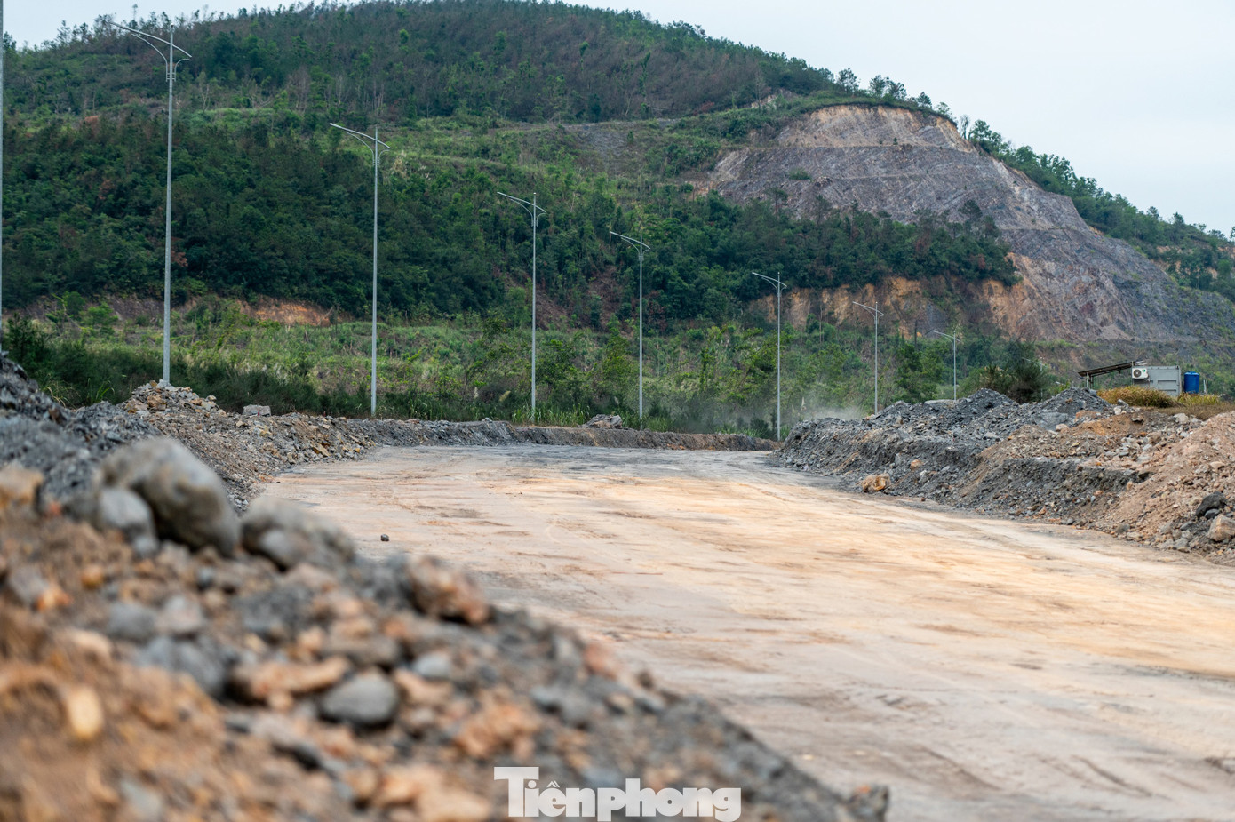 Trên dọc tuyến dài 8,1 km, tại một số vị trí đang thi công hạ dốc và đang bù đắp đất nền tại một số vị trí.