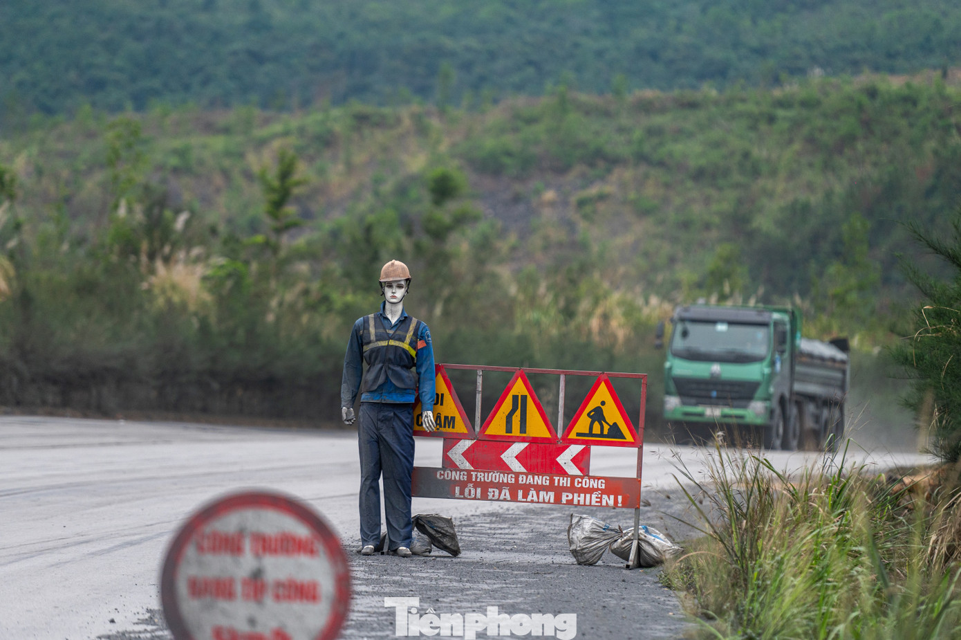Tuy nhiên, đến thời điểm hiện tại, dự án mới chỉ thực hiện được gần 30% tổng khối lượng các hạng mục, các điểm thi công nằm rải rác trên dọc tuyến quốc lộ 279.