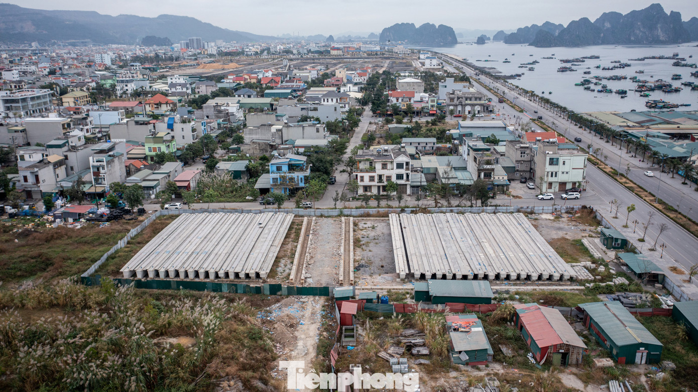 Do khó khăn về mặt bằng thi công nên các nhà thầu buộc phải tổ chức đúc dầm và các cấu kiện tại vị trí nằm cách xa công trường gần 5km.